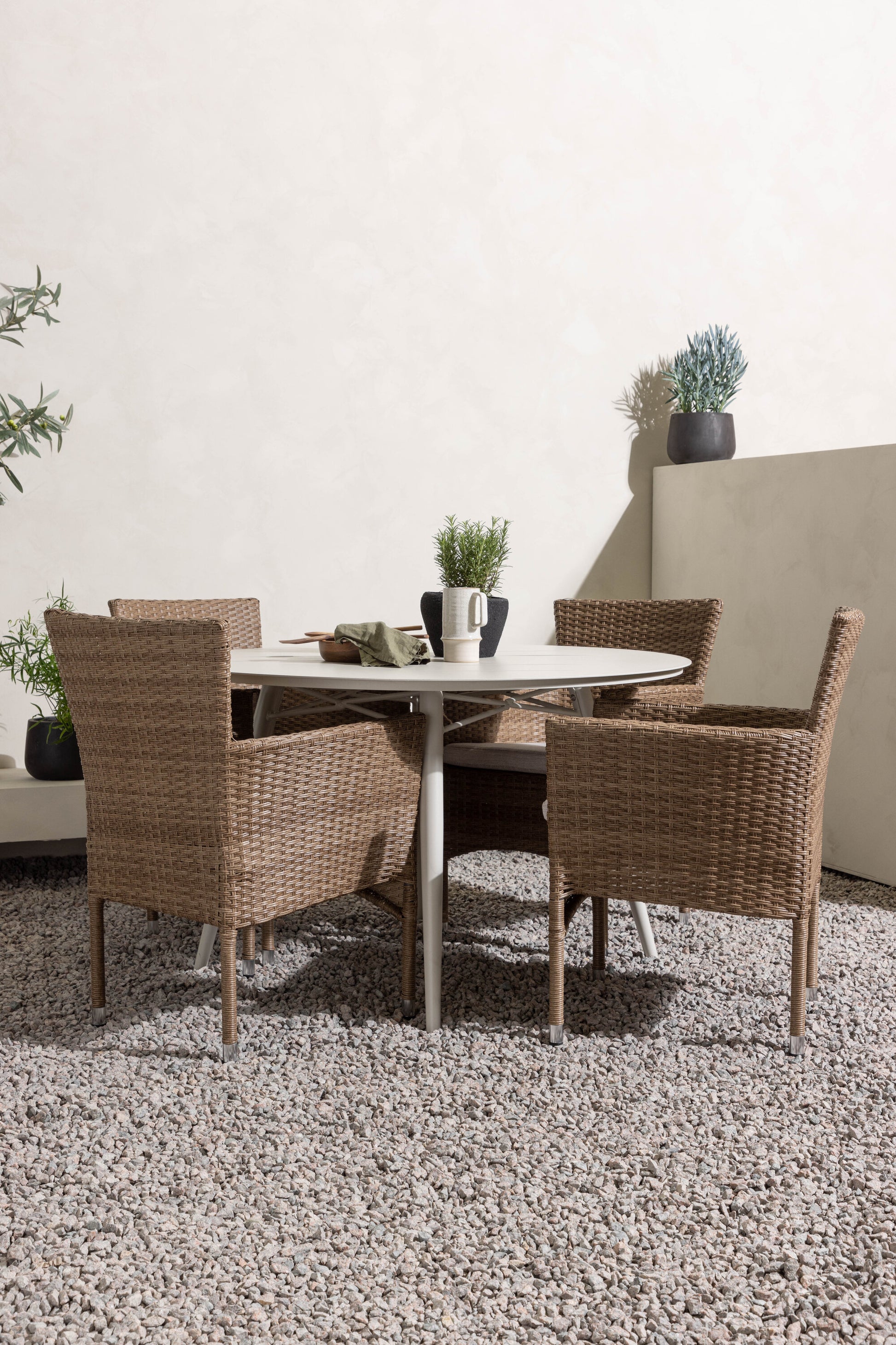 Lina Matbord med Malina Stolarna – Bord: ⌀120 Stol: 60x86,5x58