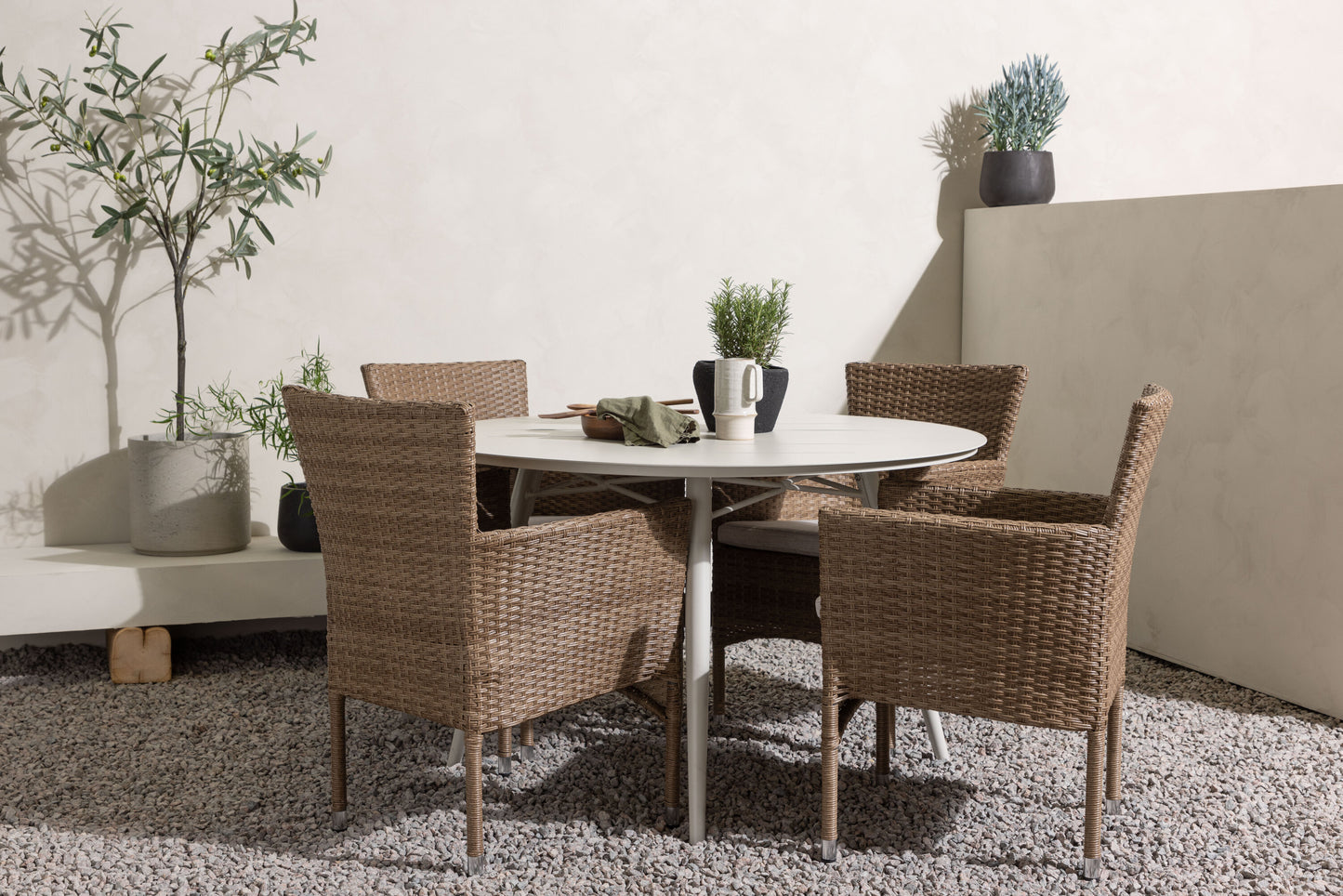 Lina Matbord med Malina Stolarna – Bord: ⌀120 Stol: 60x86,5x58
