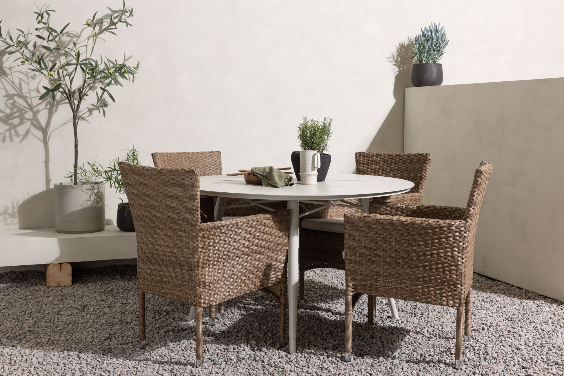 Lina Matbord med Malina Stolarna – Bord: ⌀120 Stol: 60x86,5x58