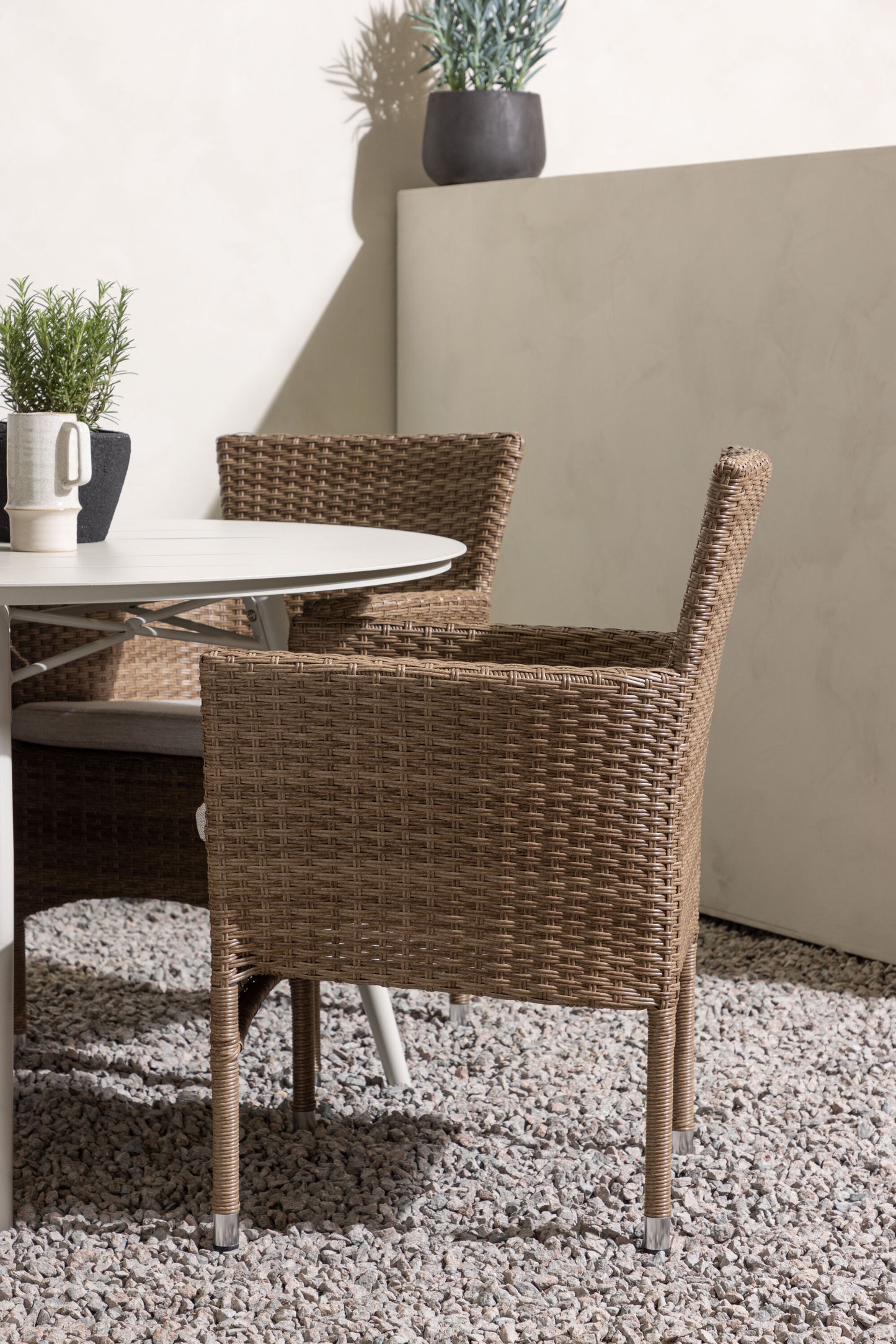 Lina Matbord med Malina Stolarna – Bord: ⌀120 Stol: 60x86,5x58