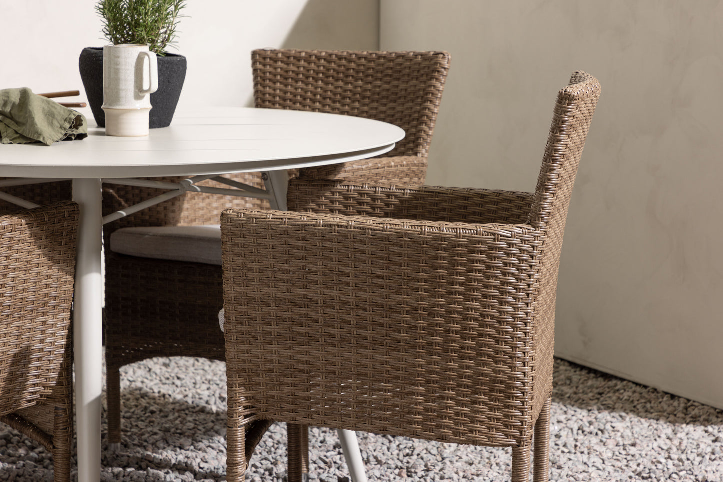 Lina Matbord med Malina Stolarna – Bord: ⌀120 Stol: 60x86,5x58