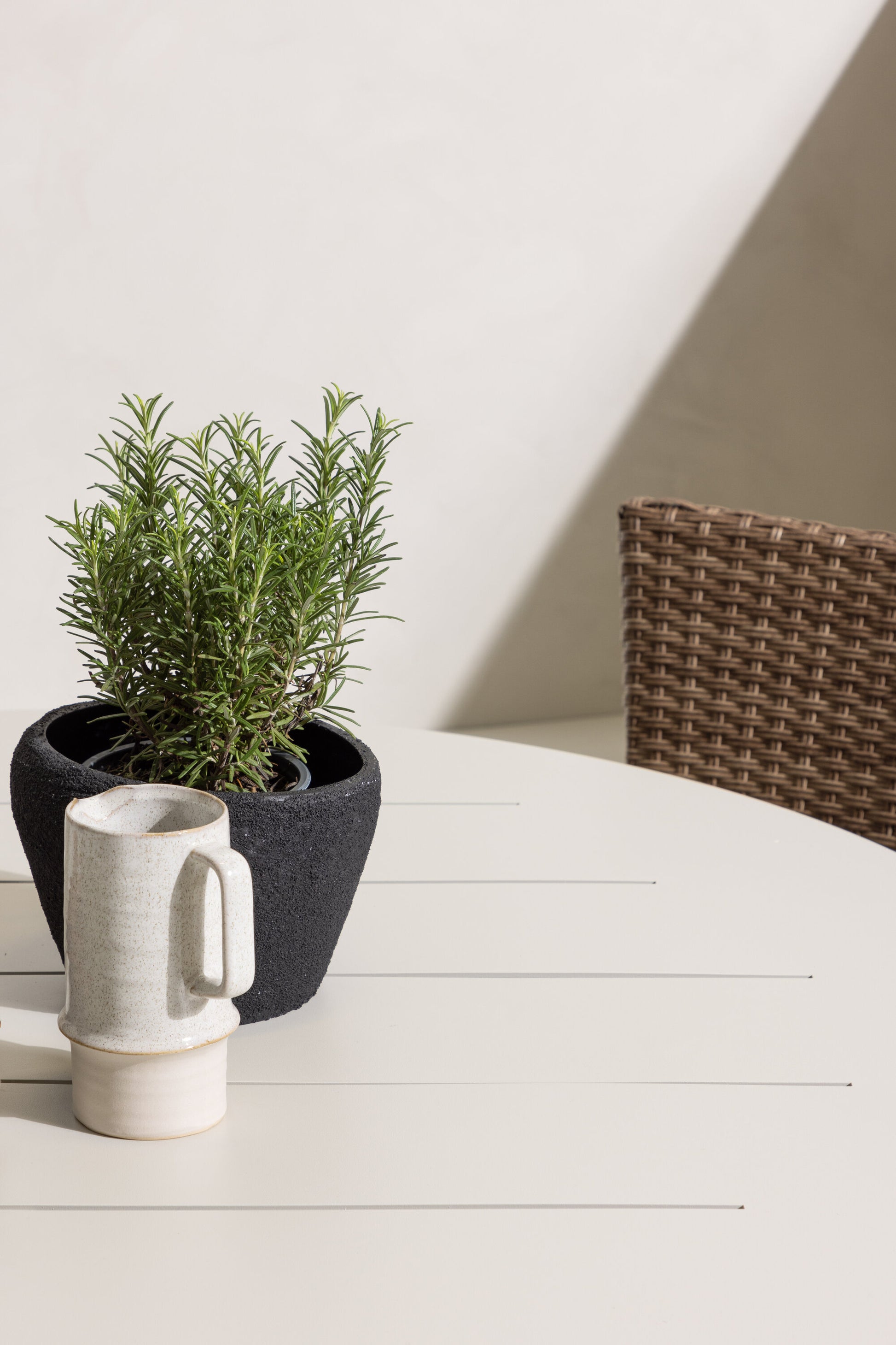 Lina Matbord med Malina Stolarna – Bord: ⌀120 Stol: 60x86,5x58
