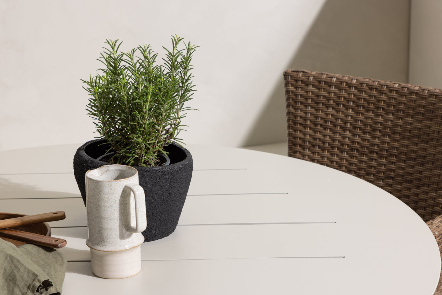 Lina Matbord med Malina Stolarna – Bord: ⌀120 Stol: 60x86,5x58