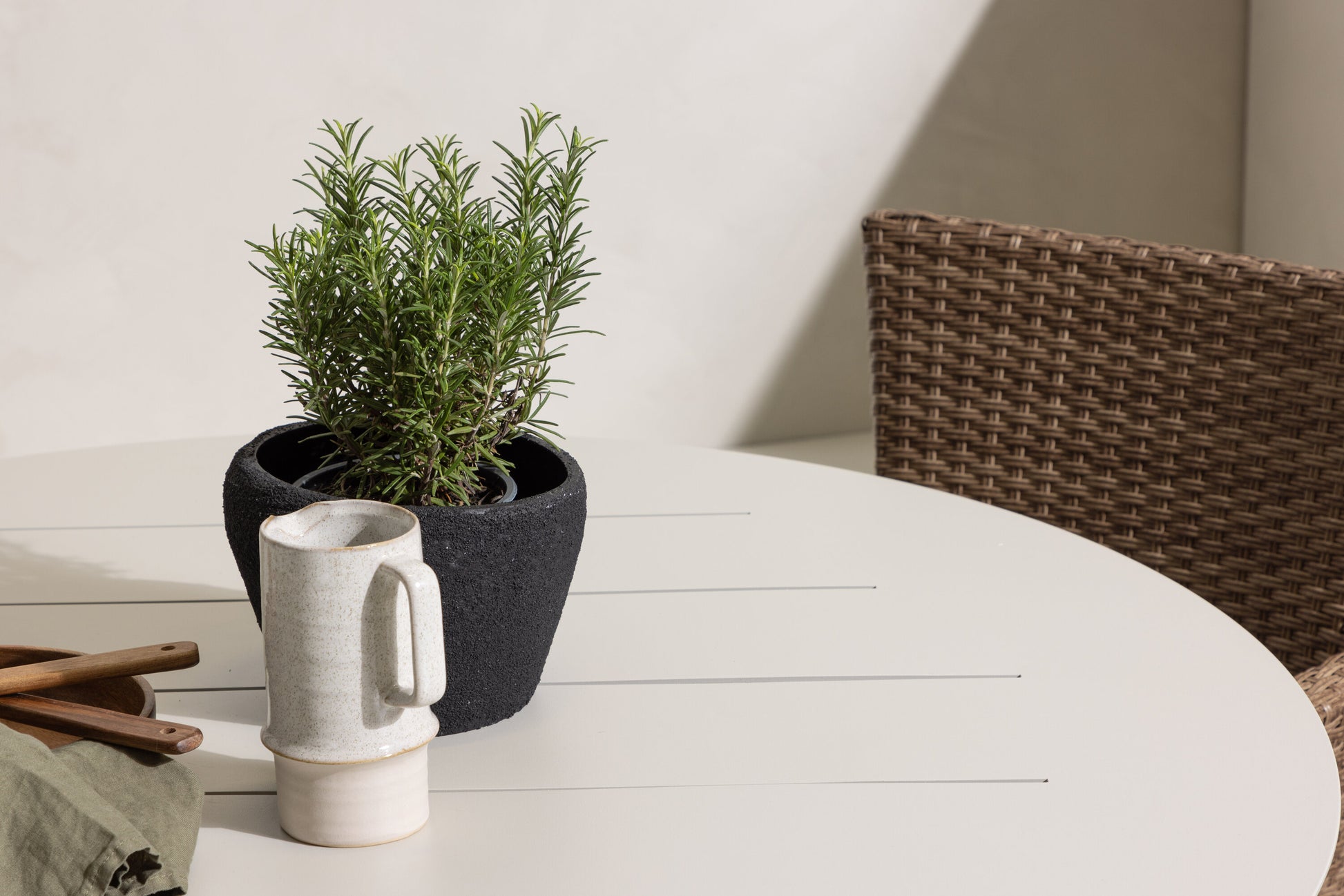 Lina Matbord med Malina Stolarna – Bord: ⌀120 Stol: 60x86,5x58