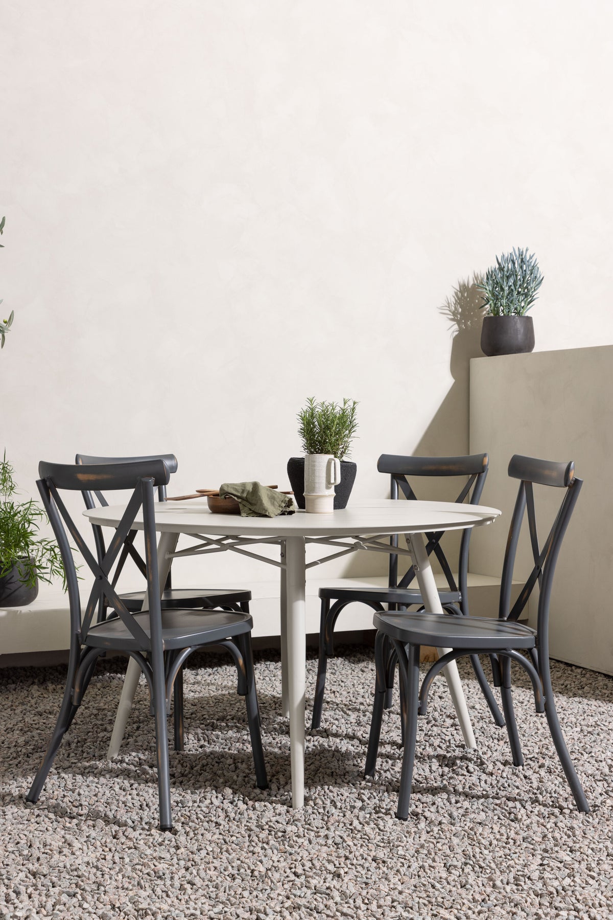 Lina Matbord med Tablas Stolarna – Bord: ⌀120 Stol: 48x88x48