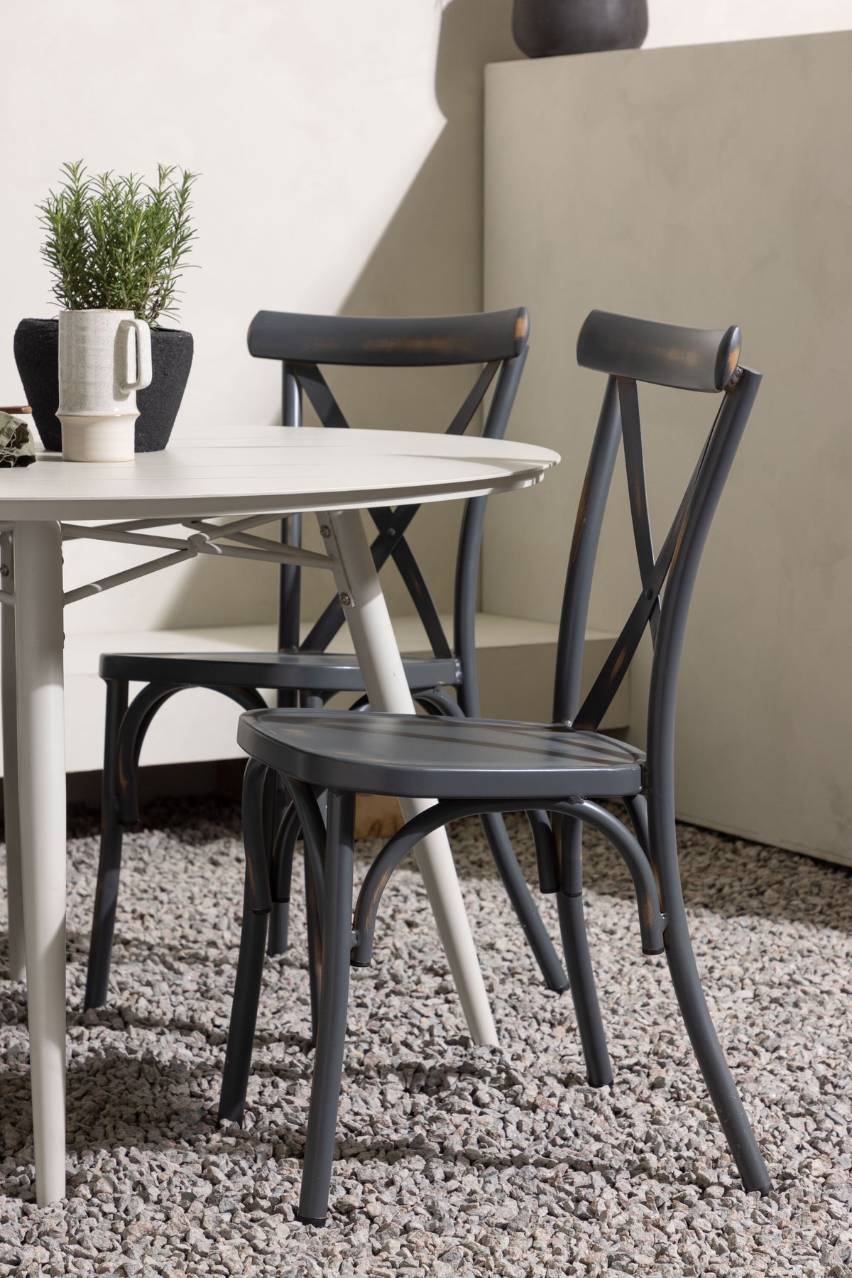 Lina Matbord med Tablas Stolarna – Bord: ⌀120 Stol: 48x88x48