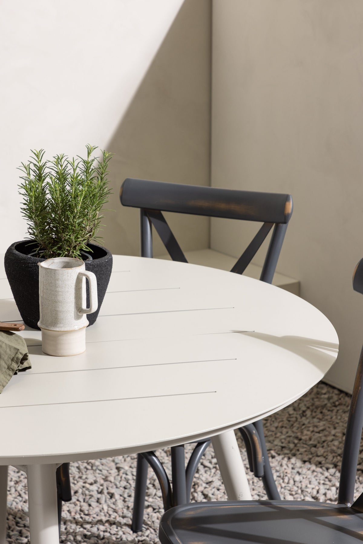Lina Matbord med Tablas Stolarna – Bord: ⌀120 Stol: 48x88x48