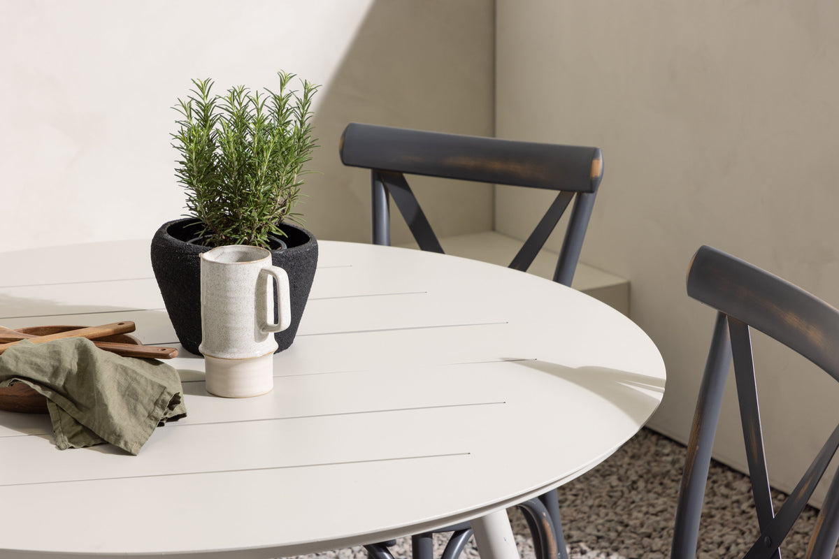 Lina Matbord med Tablas Stolarna – Bord: ⌀120 Stol: 48x88x48