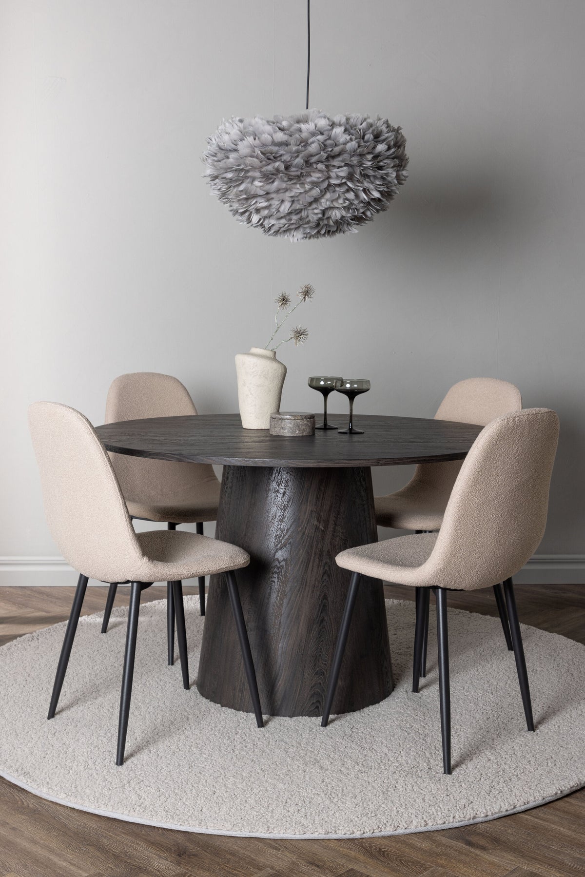 Lanzo Matbord med Polar Stolarna – Bord: ⌀120 Stol: 52x90x45