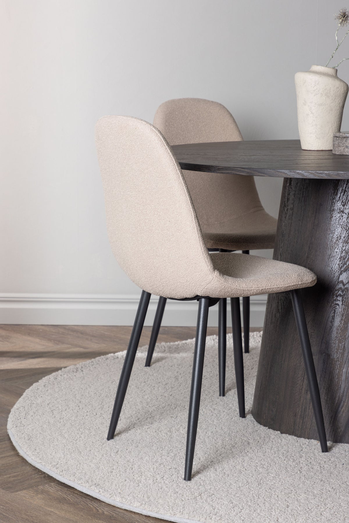 Lanzo Matbord med Polar Stolarna – Bord: ⌀120 Stol: 52x90x45