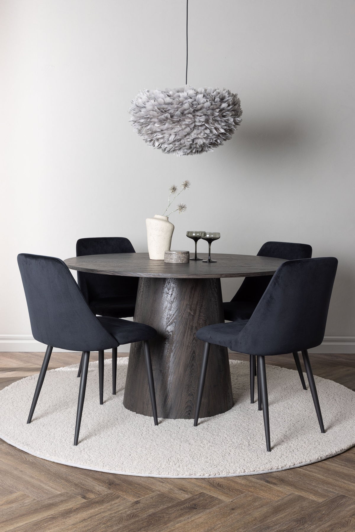Lanzo Matbord med Night Stolarna – Bord: ⌀120 Stol: 56x87x49