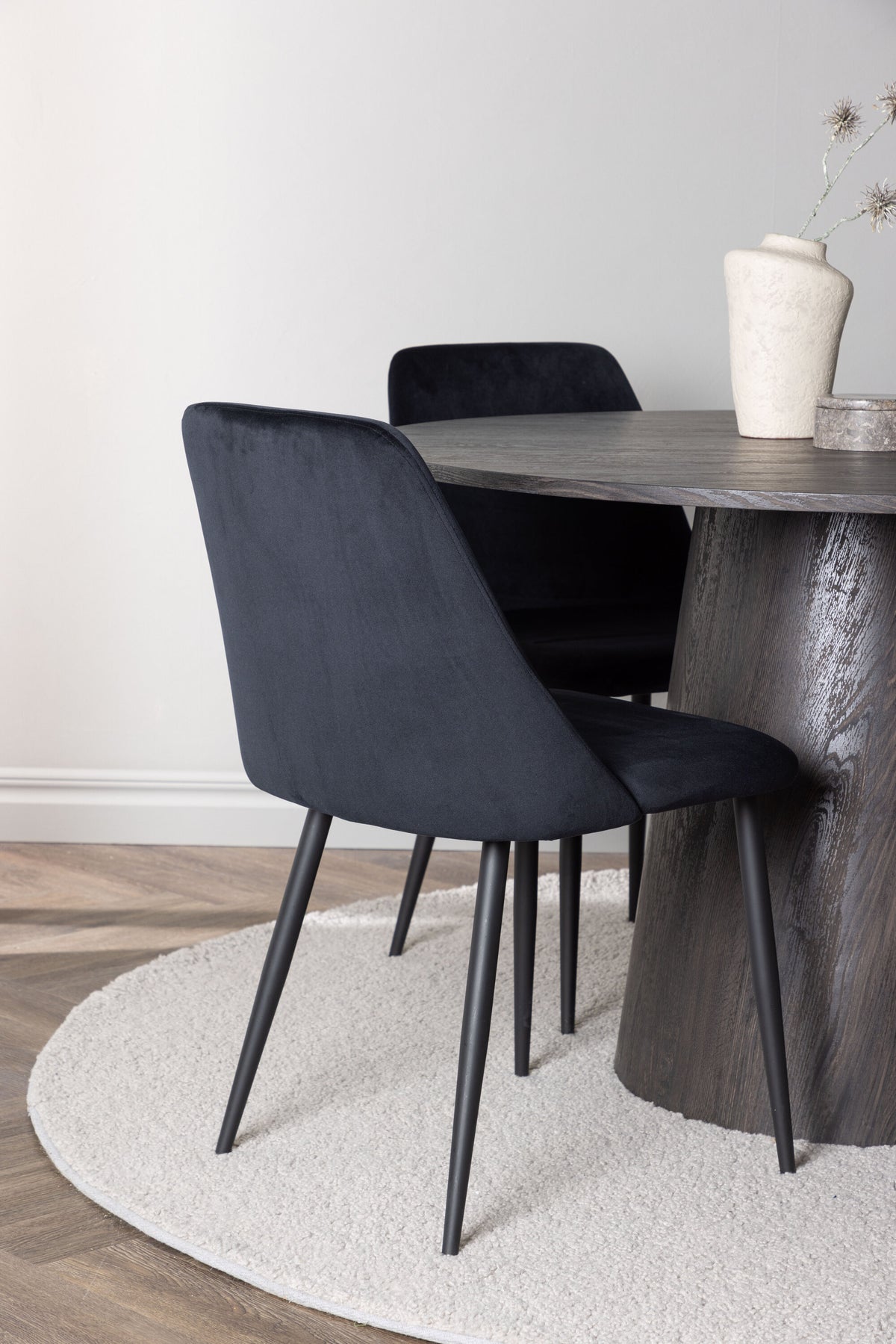 Lanzo Matbord med Night Stolarna – Bord: ⌀120 Stol: 56x87x49