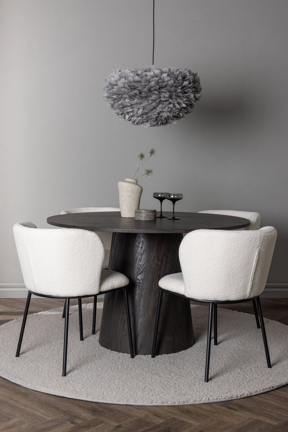 Lanzo Matbord med Edina Stolarna – Bord: ⌀120 Stol: 56x76x55