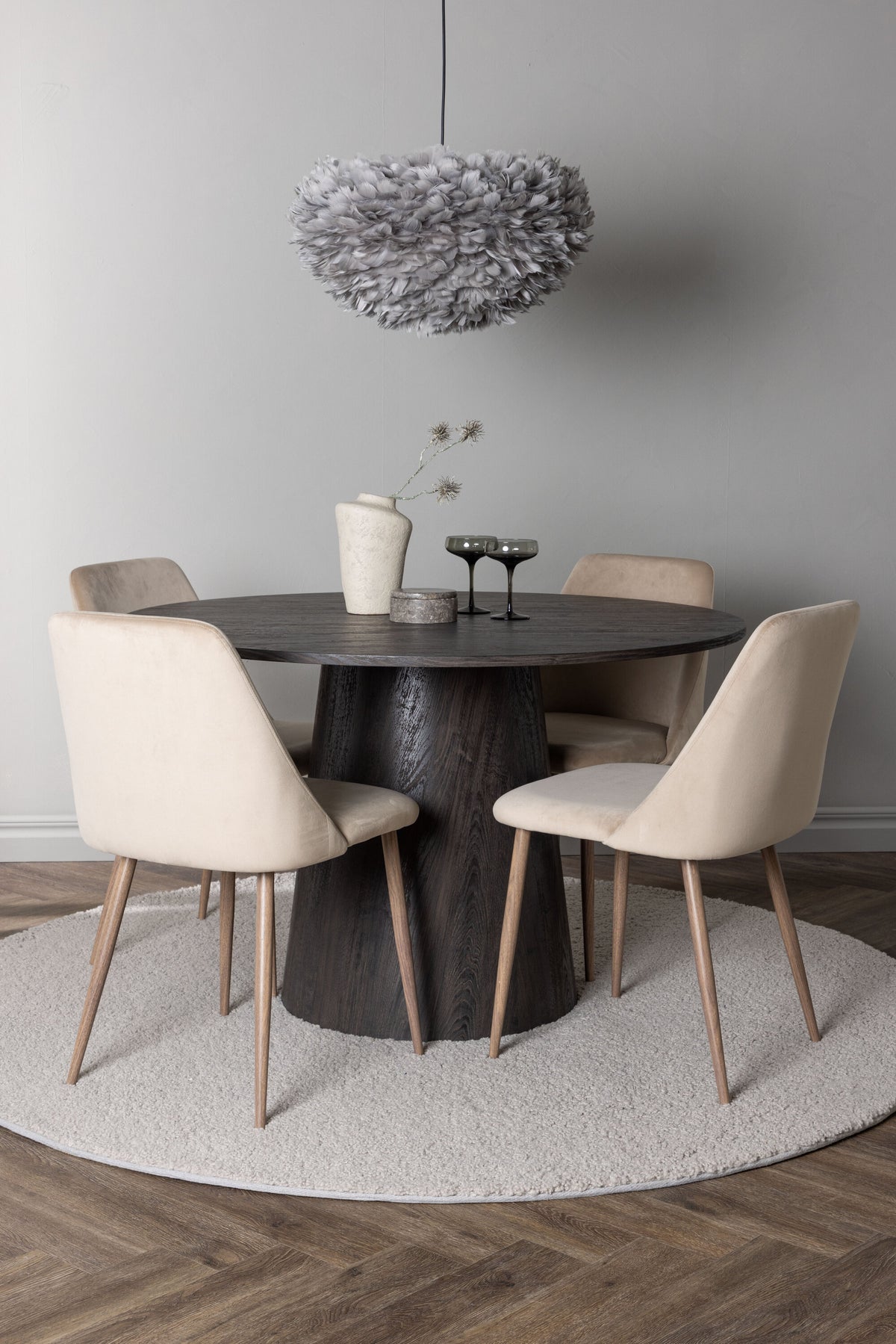 Lanzo Matbord med Night Stolarna – Bord: ⌀120 Stol: 56x87x49