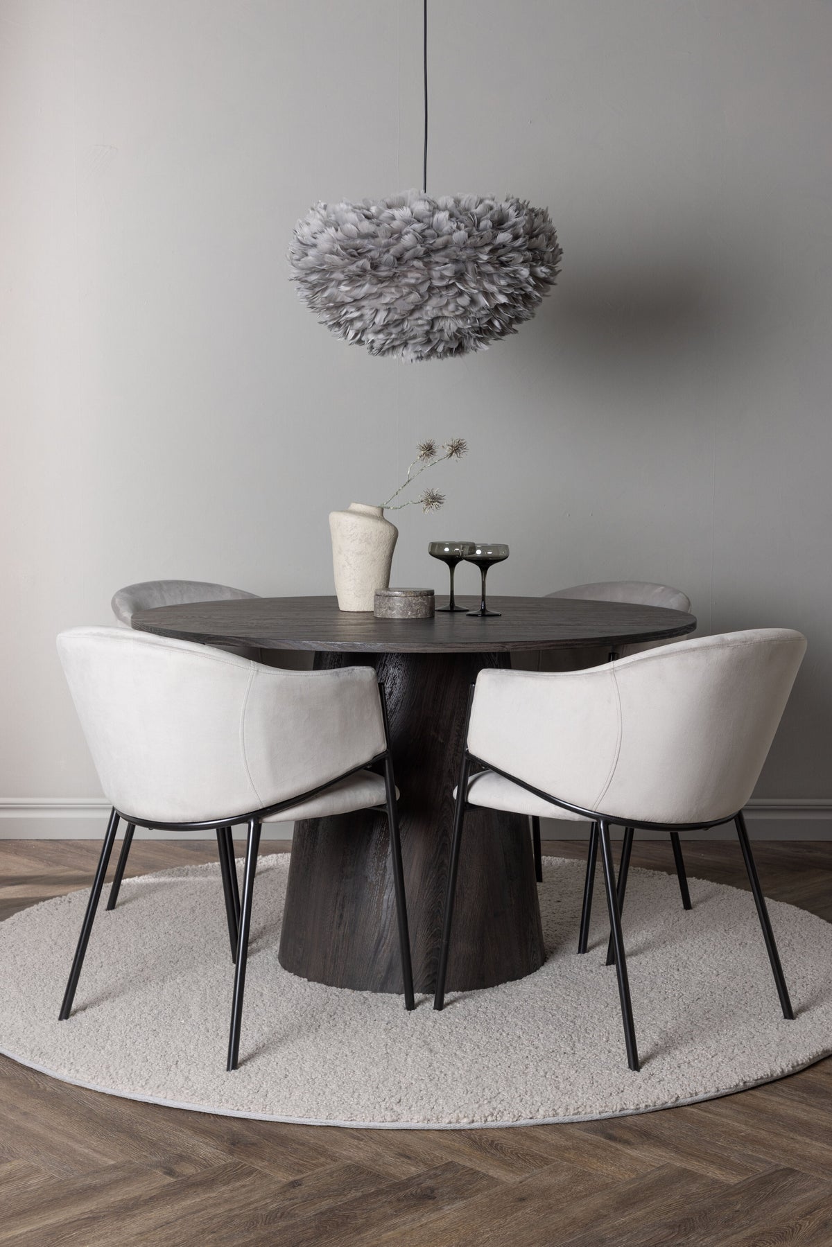Lanzo Matbord med Evelina Stolarna – Bord: ⌀120 Stol: 62x80x54