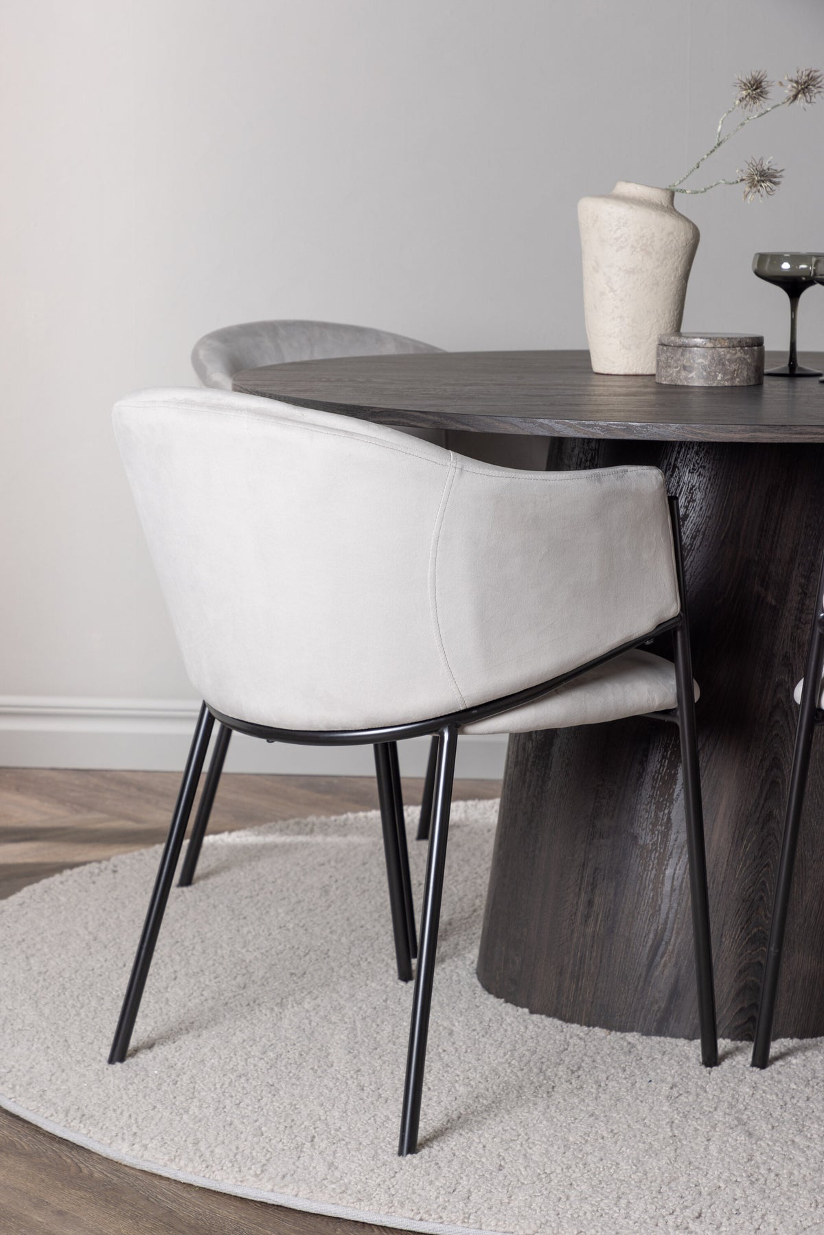Lanzo Matbord med Evelina Stolarna – Bord: ⌀120 Stol: 62x80x54