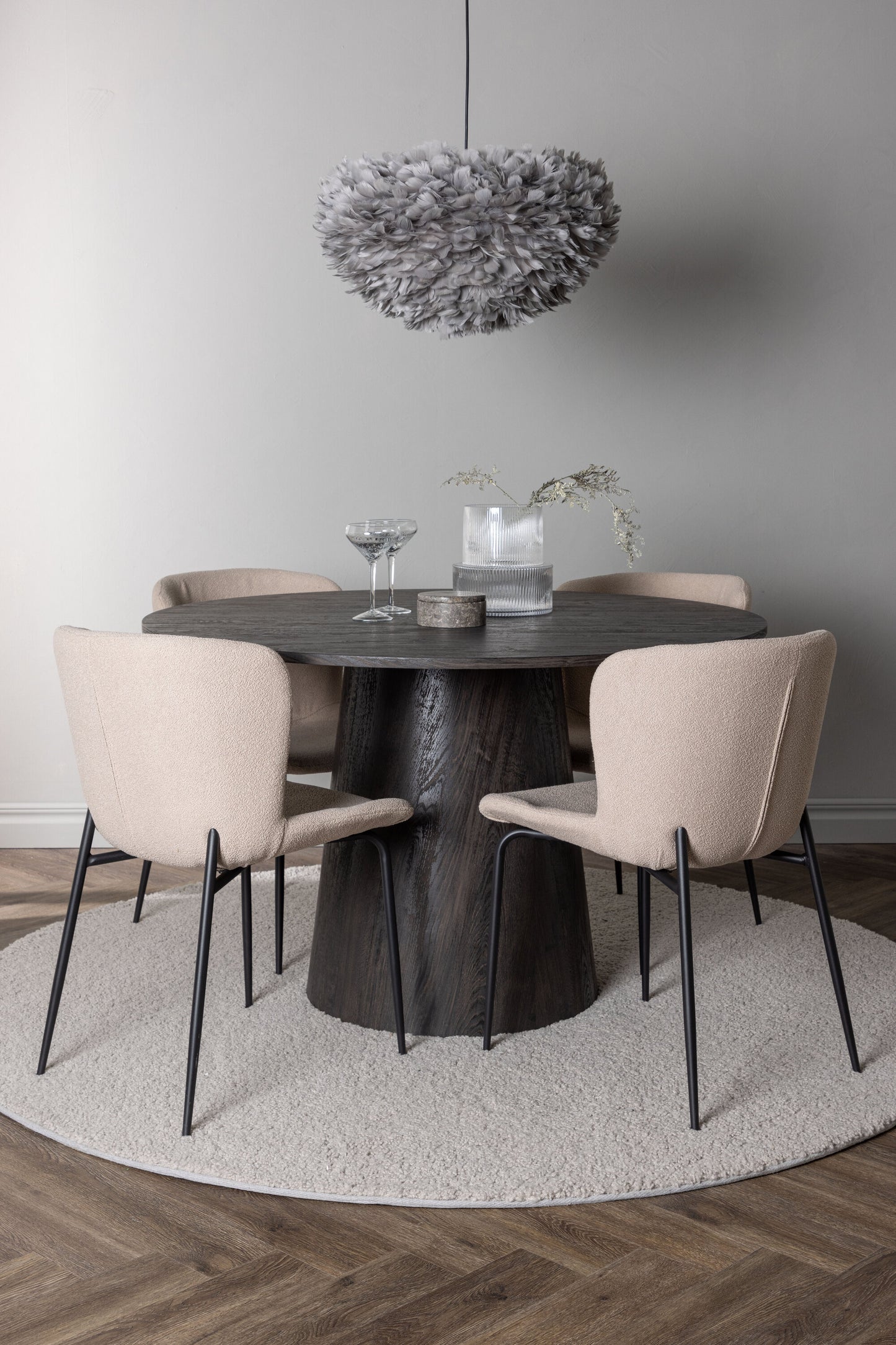 Lanzo Matbord med Modesto Stolarna – Bord: ⌀120 Stol: 54x79,5x48