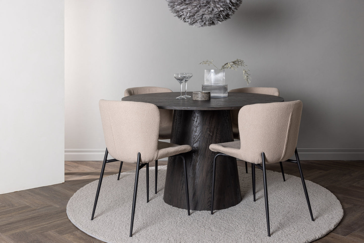 Lanzo Matbord med Modesto Stolarna – Bord: ⌀120 Stol: 54x79,5x48