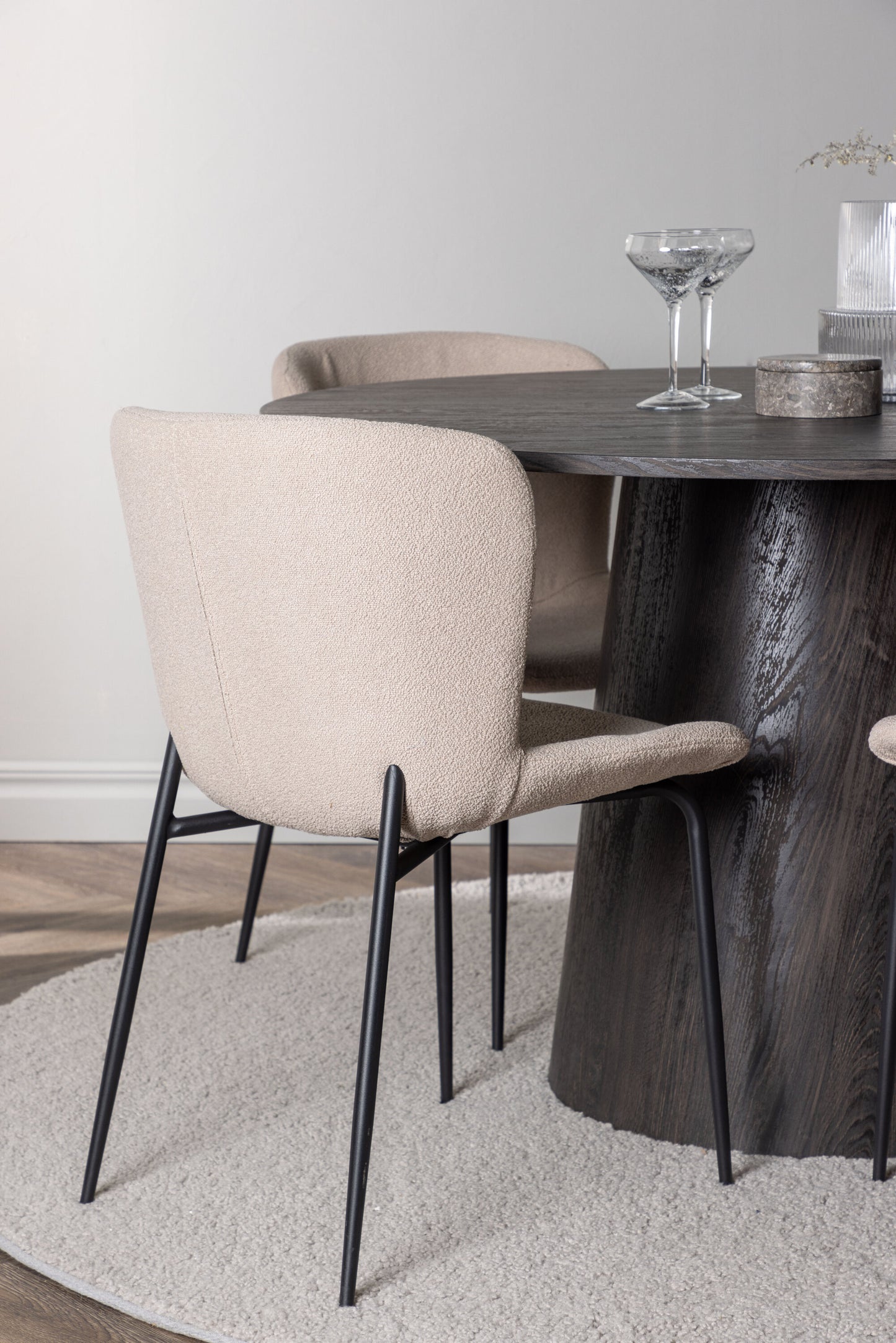 Lanzo Matbord med Modesto Stolarna – Bord: ⌀120 Stol: 54x79,5x48