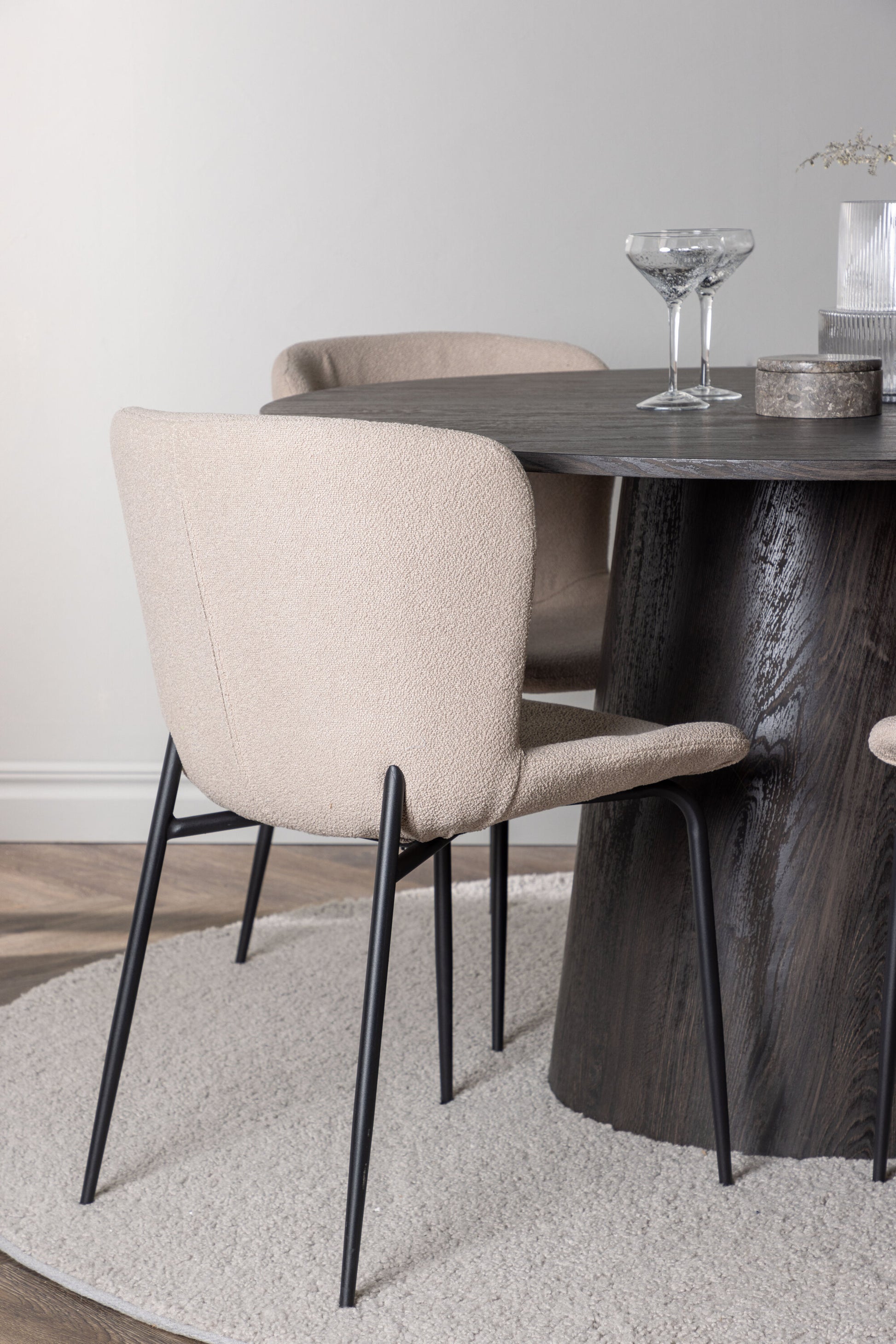 Lanzo Matbord med Modesto Stolarna – Bord: ⌀120 Stol: 54x79,5x48
