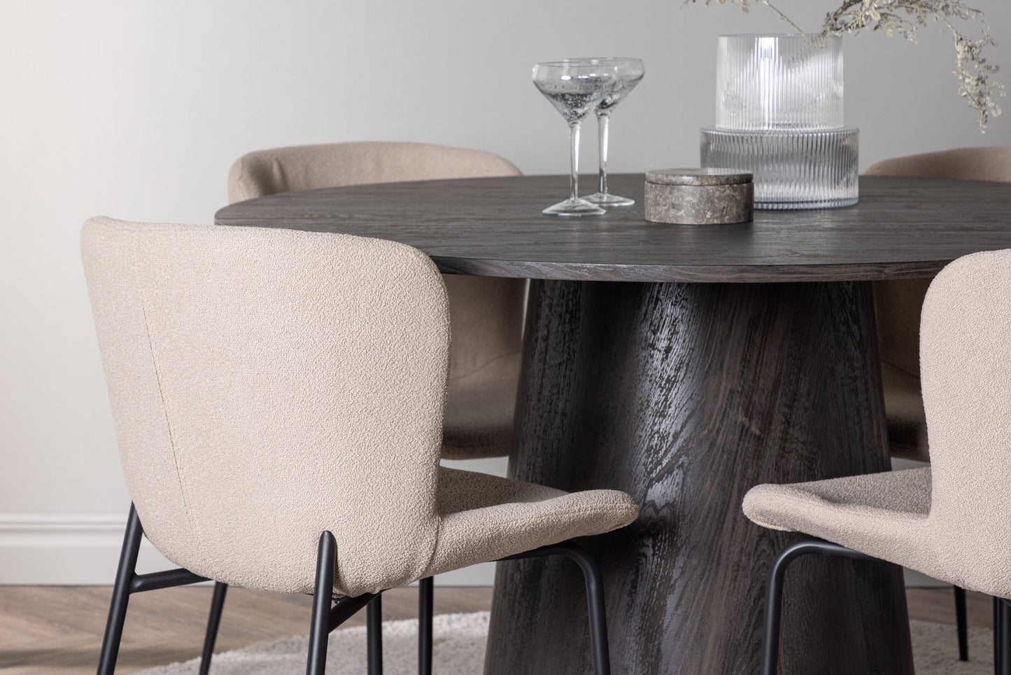 Lanzo Matbord med Modesto Stolarna – Bord: ⌀120 Stol: 54x79,5x48