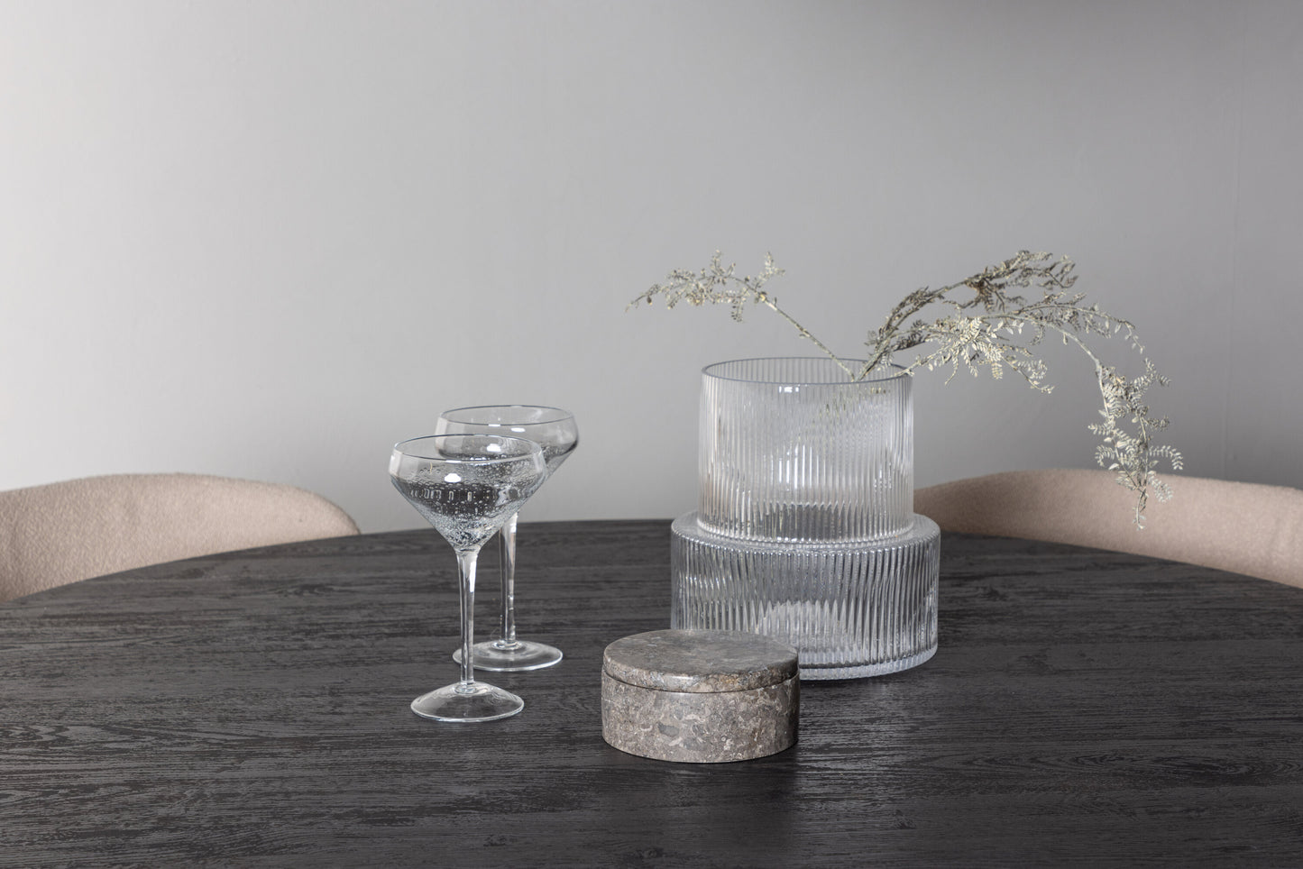 Lanzo Matbord med Modesto Stolarna – Bord: ⌀120 Stol: 54x79,5x48