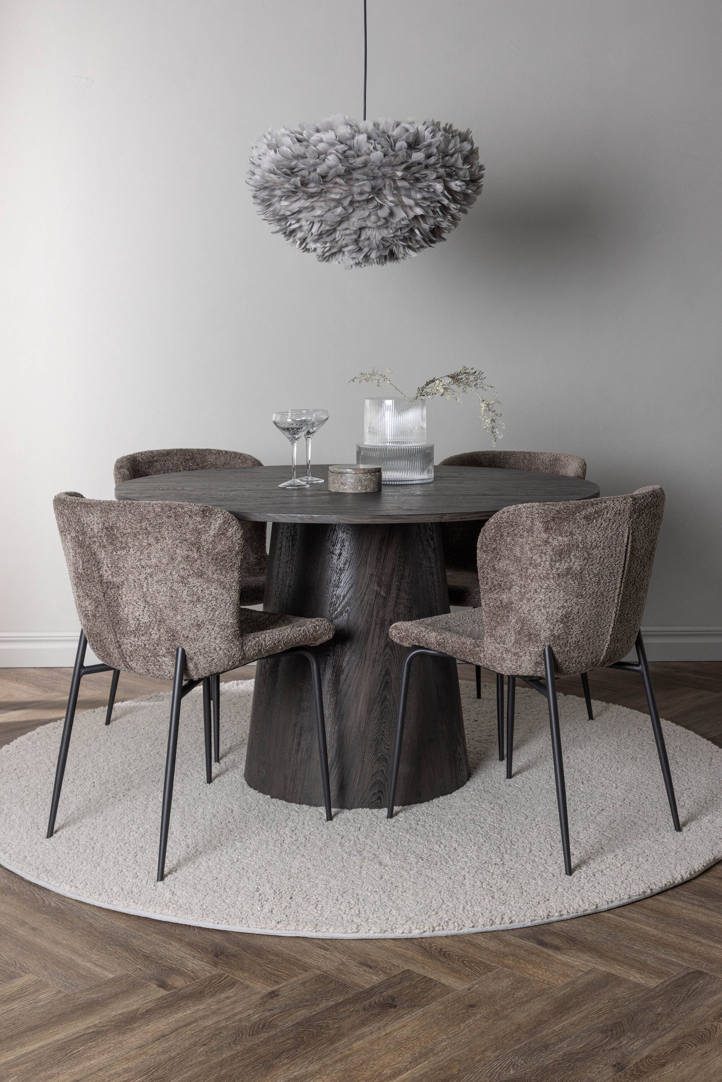 Lanzo Matbord med Modesto Stolarna – Bord: ⌀120 Stol: 54x79,5x48