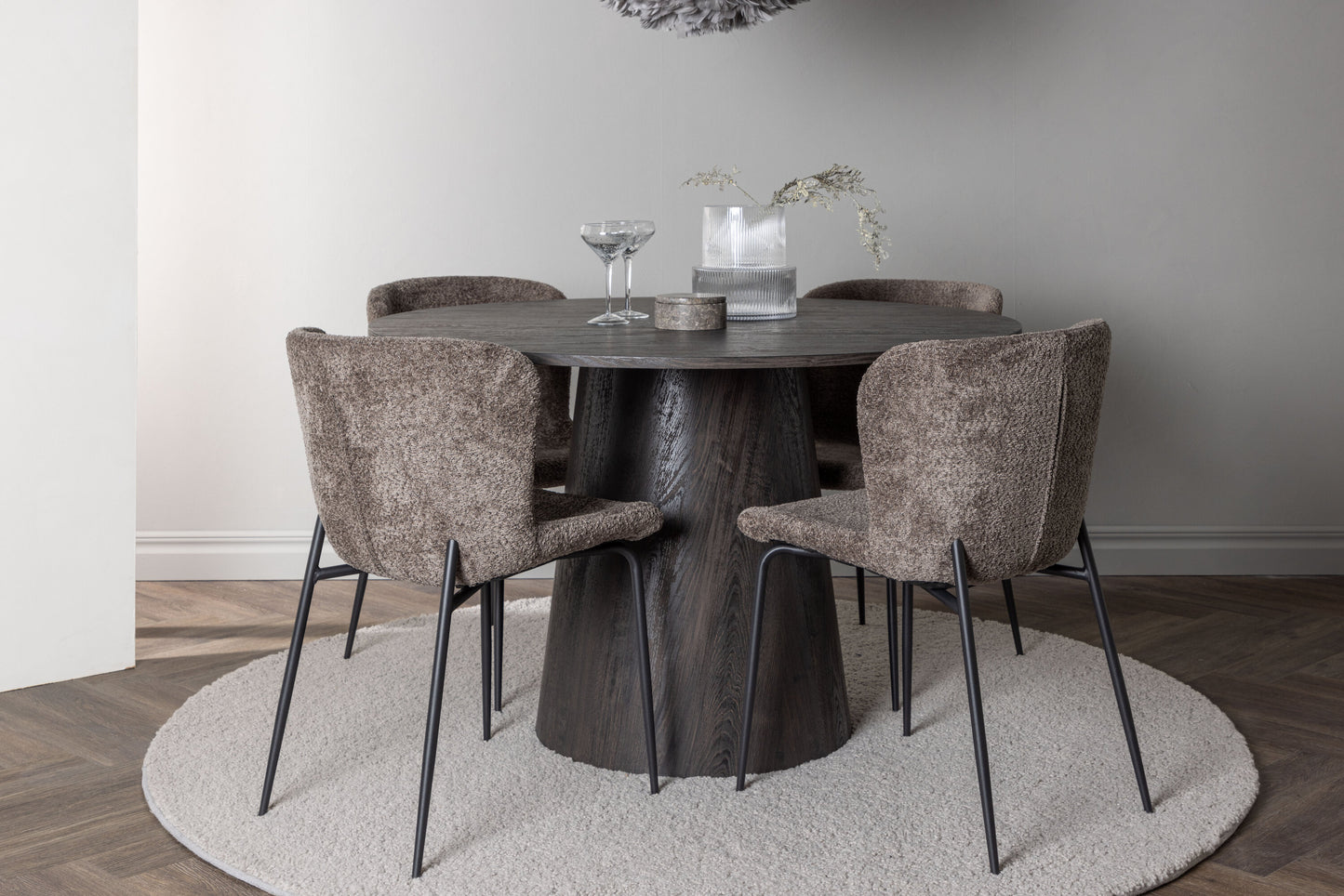 Lanzo Matbord med Modesto Stolarna – Bord: ⌀120 Stol: 54x79,5x48