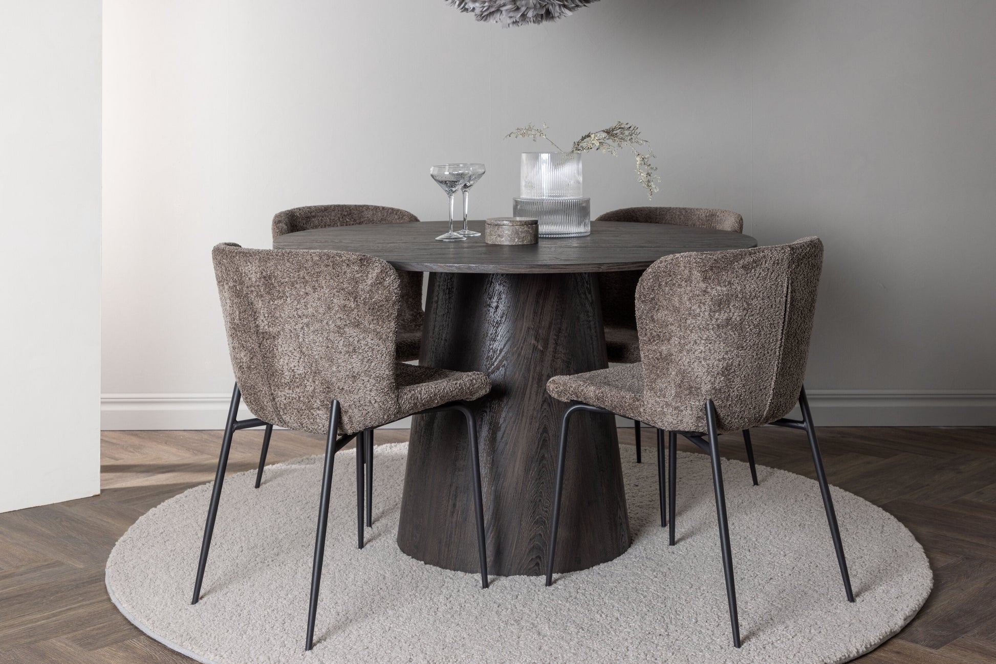 Lanzo Matbord med Modesto Stolarna – Bord: ⌀120 Stol: 54x79,5x48