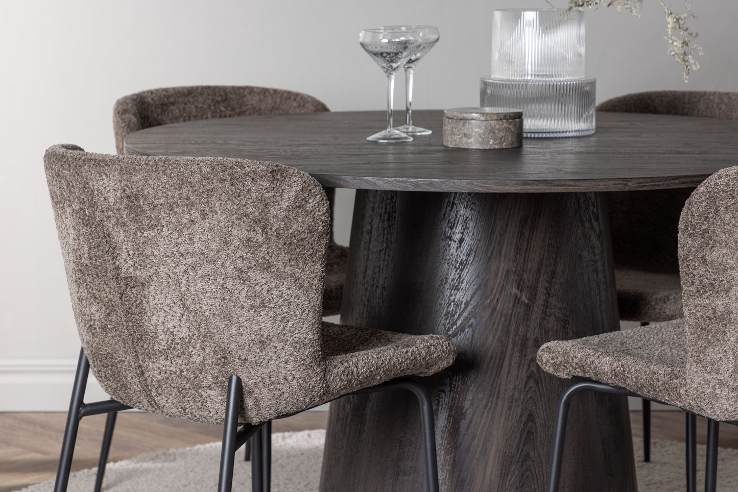 Lanzo Matbord med Modesto Stolarna – Bord: ⌀120 Stol: 54x79,5x48