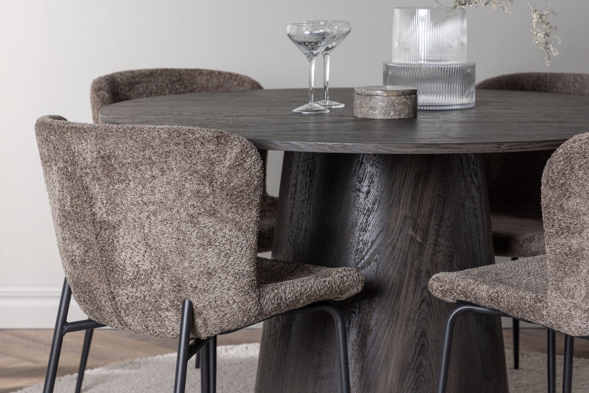 Lanzo Matbord med Modesto Stolarna – Bord: ⌀120 Stol: 54x79,5x48