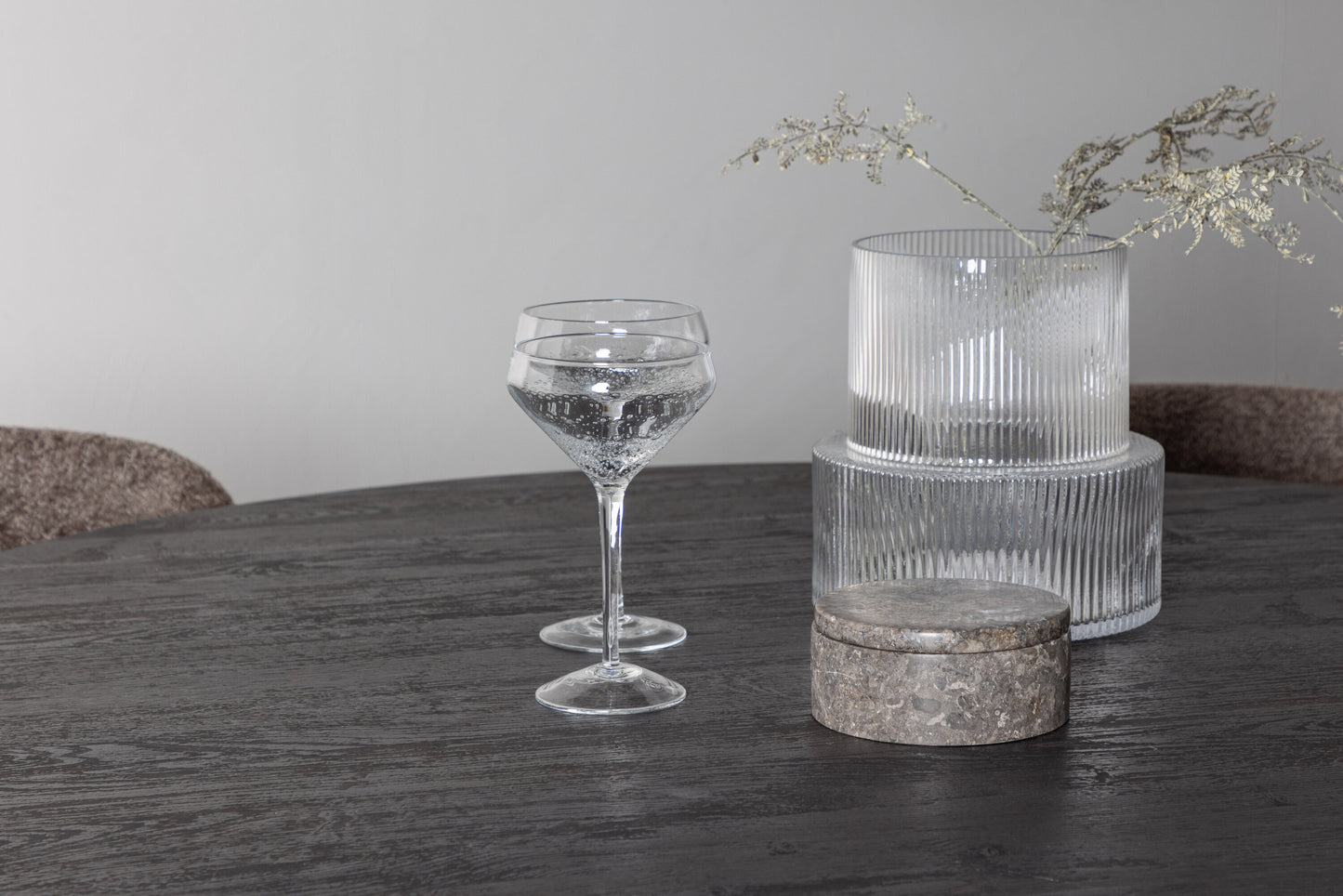 Lanzo Matbord med Modesto Stolarna – Bord: ⌀120 Stol: 54x79,5x48