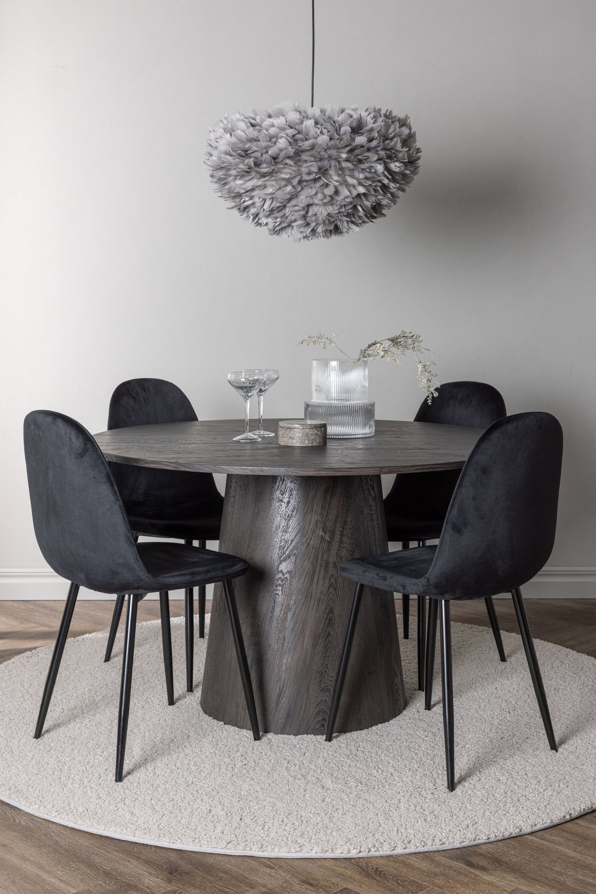 Lanzo Matbord med Polar Stolarna – Bord: ⌀120 Stol: 53,3x88x44