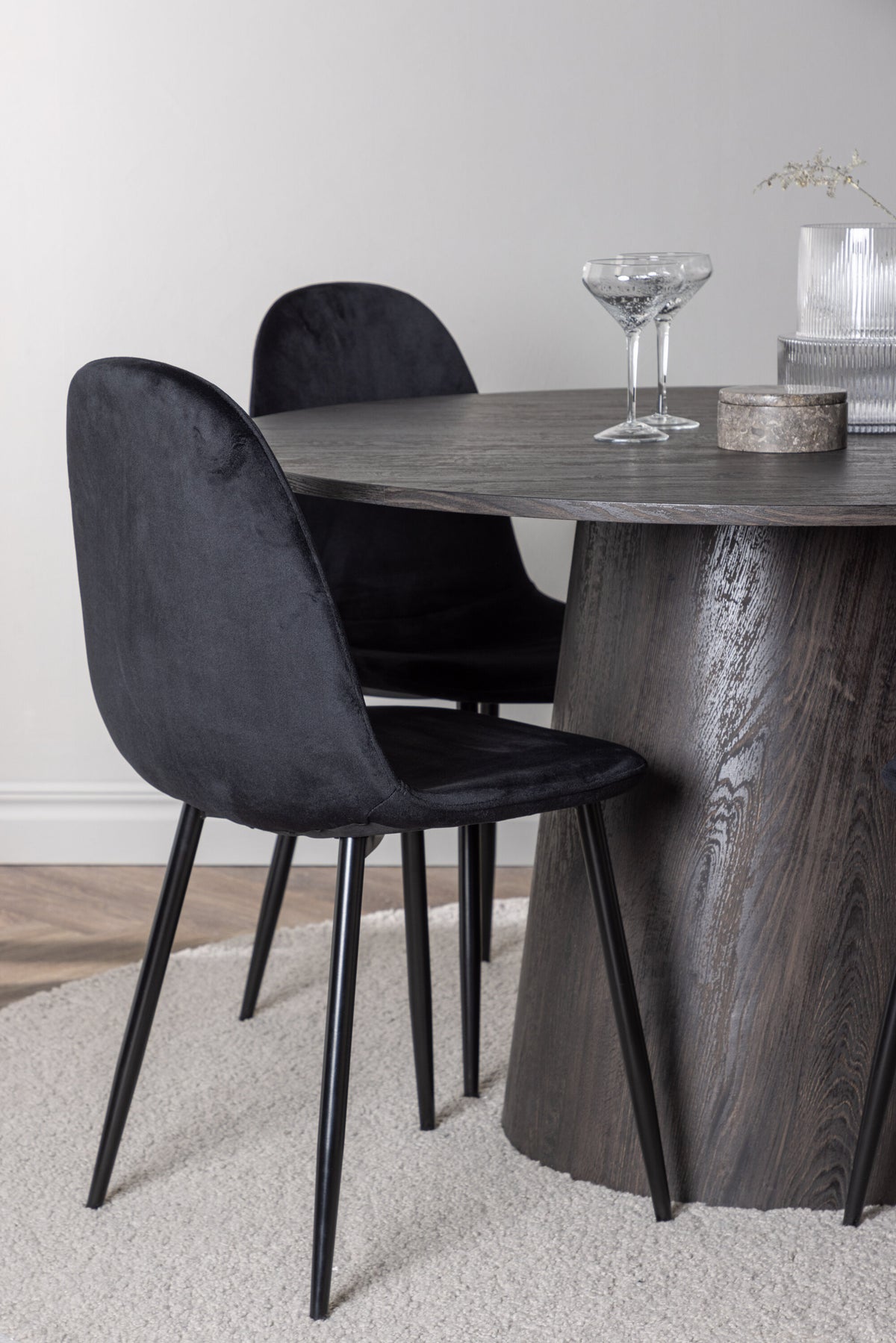 Lanzo Matbord med Polar Stolarna – Bord: ⌀120 Stol: 53,3x88x44