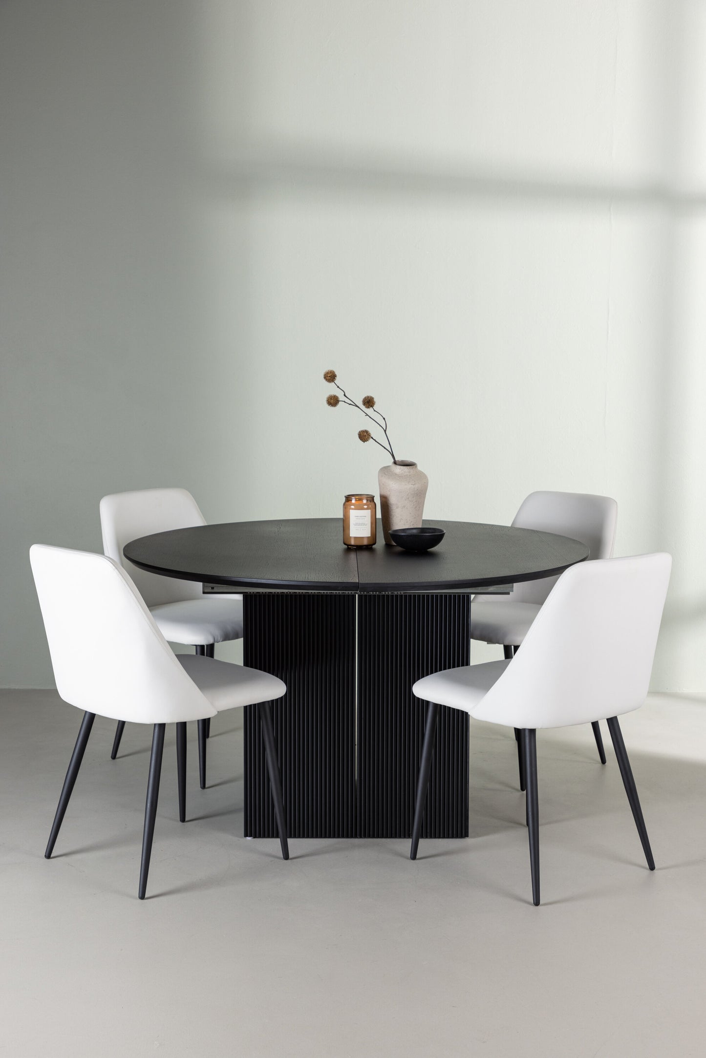 Matilda Matbord med Night Stolarna – Bord: ⌀130 Stol: 56x87x49