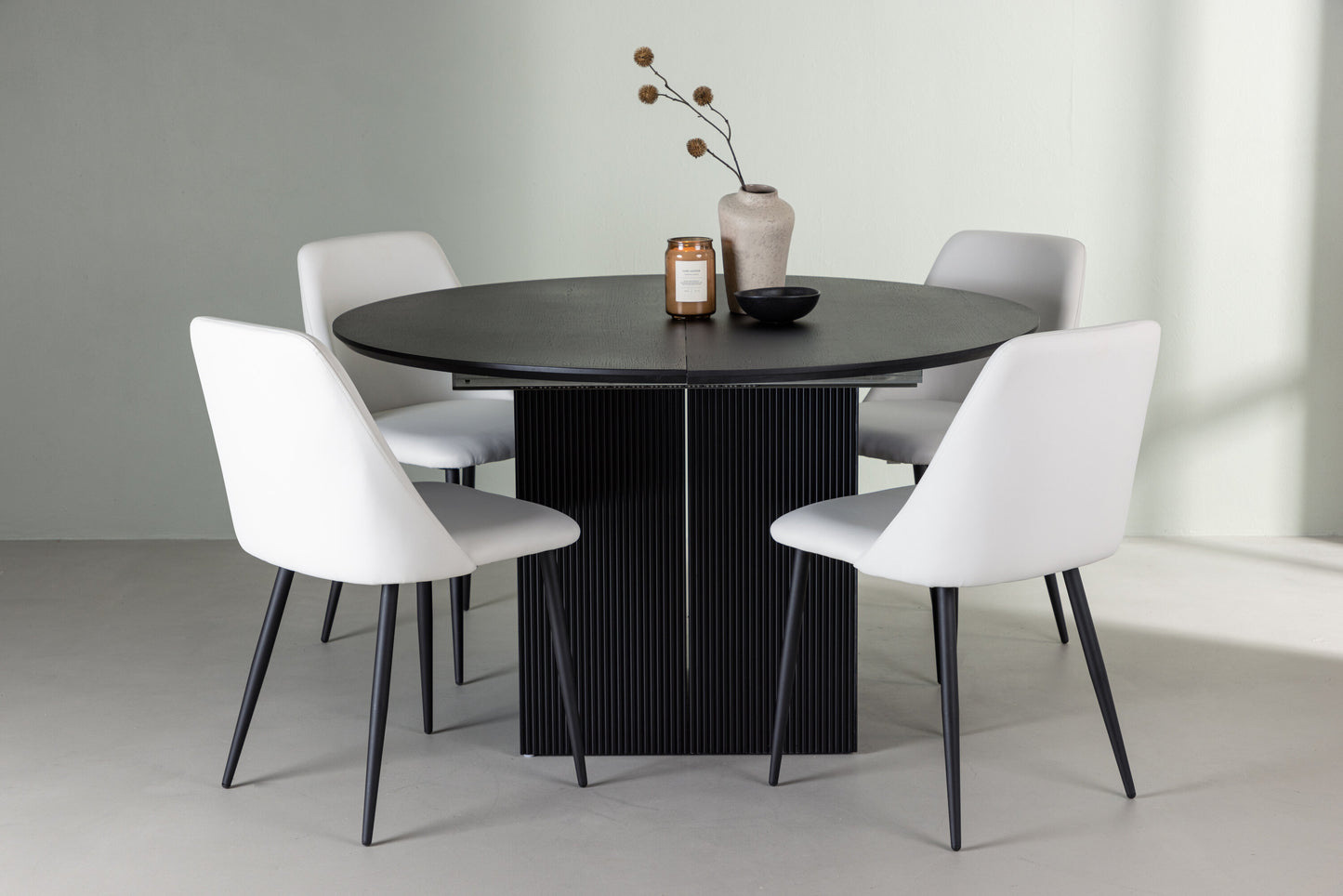 Matilda Matbord med Night Stolarna – Bord: ⌀130 Stol: 56x87x49