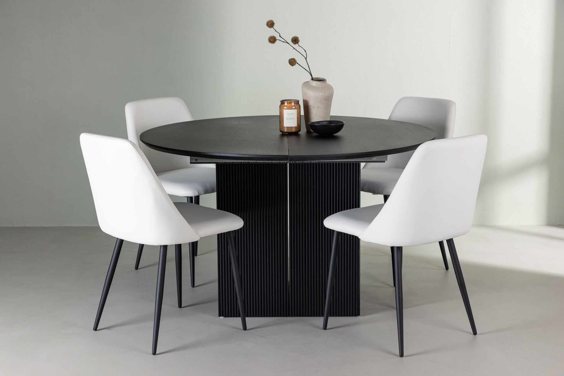 Matilda Matbord med Night Stolarna – Bord: ⌀130 Stol: 56x87x49