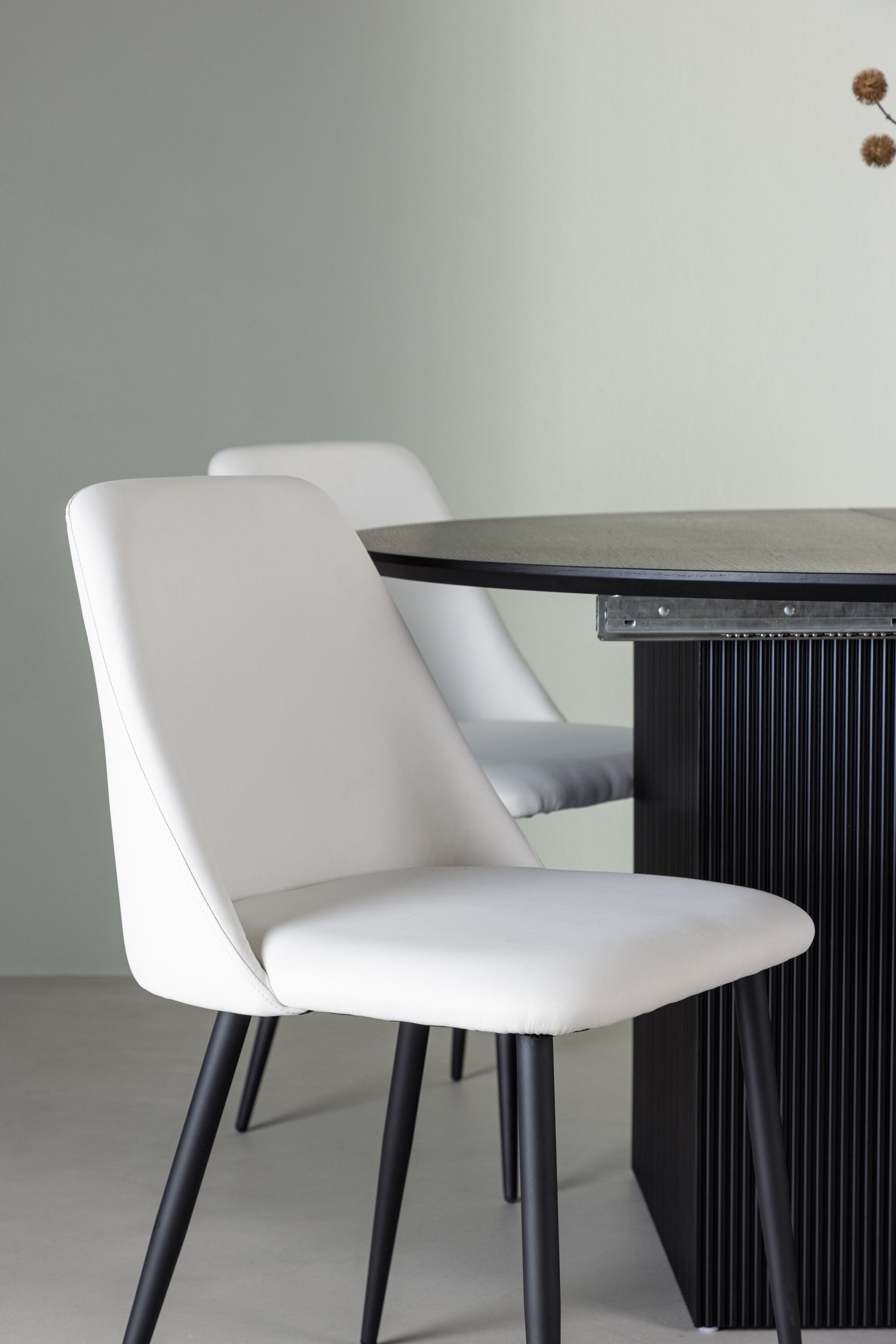 Matilda Matbord med Night Stolarna – Bord: ⌀130 Stol: 56x87x49