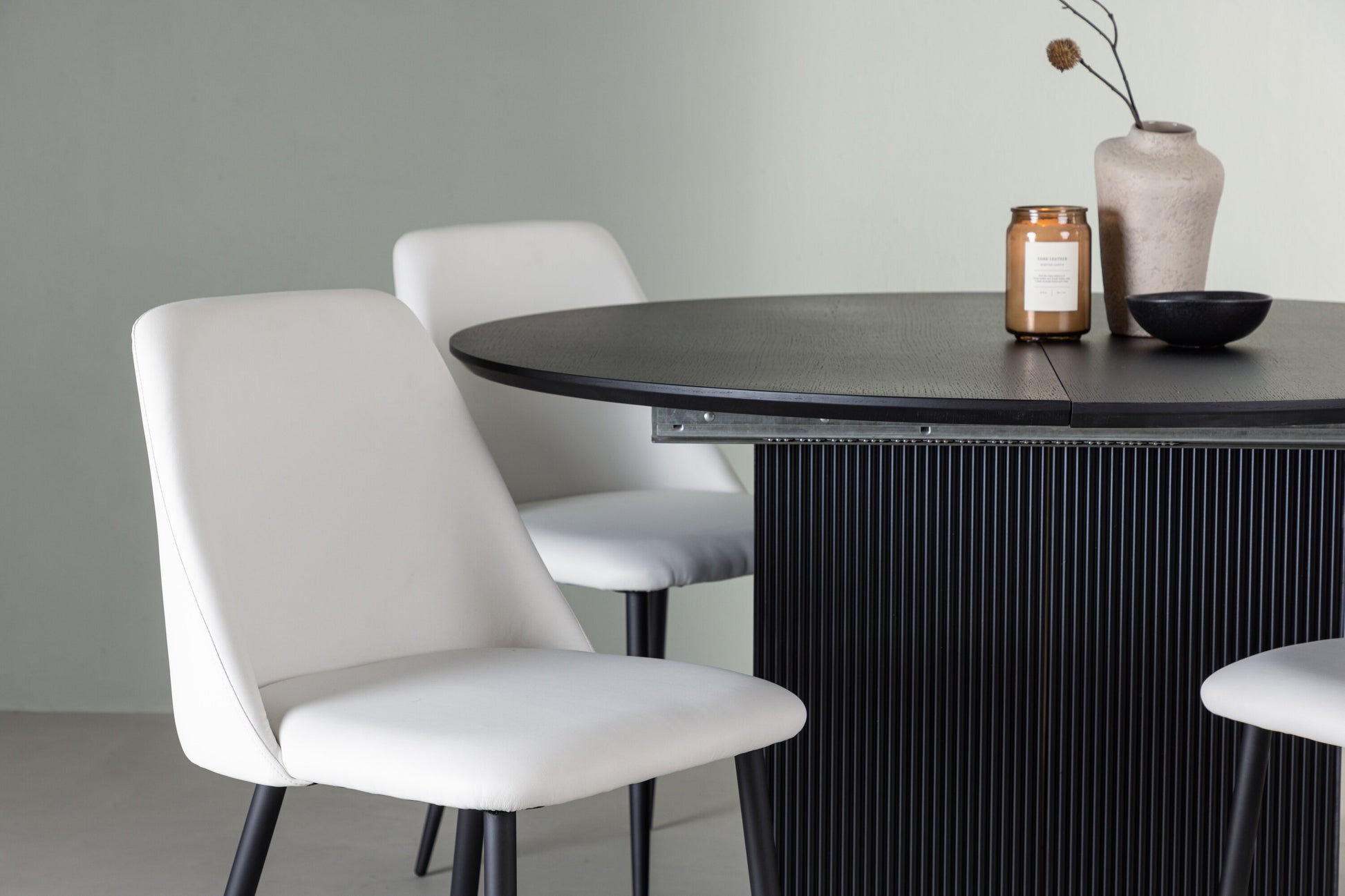 Matilda Matbord med Night Stolarna – Bord: ⌀130 Stol: 56x87x49
