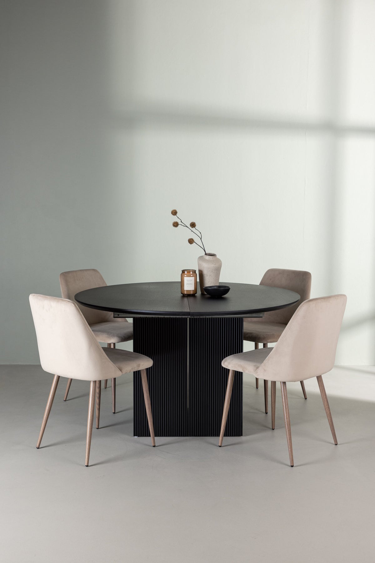 Matilda Matbord med Night Stolarna – Bord: ⌀130 Stol: 56x87x49