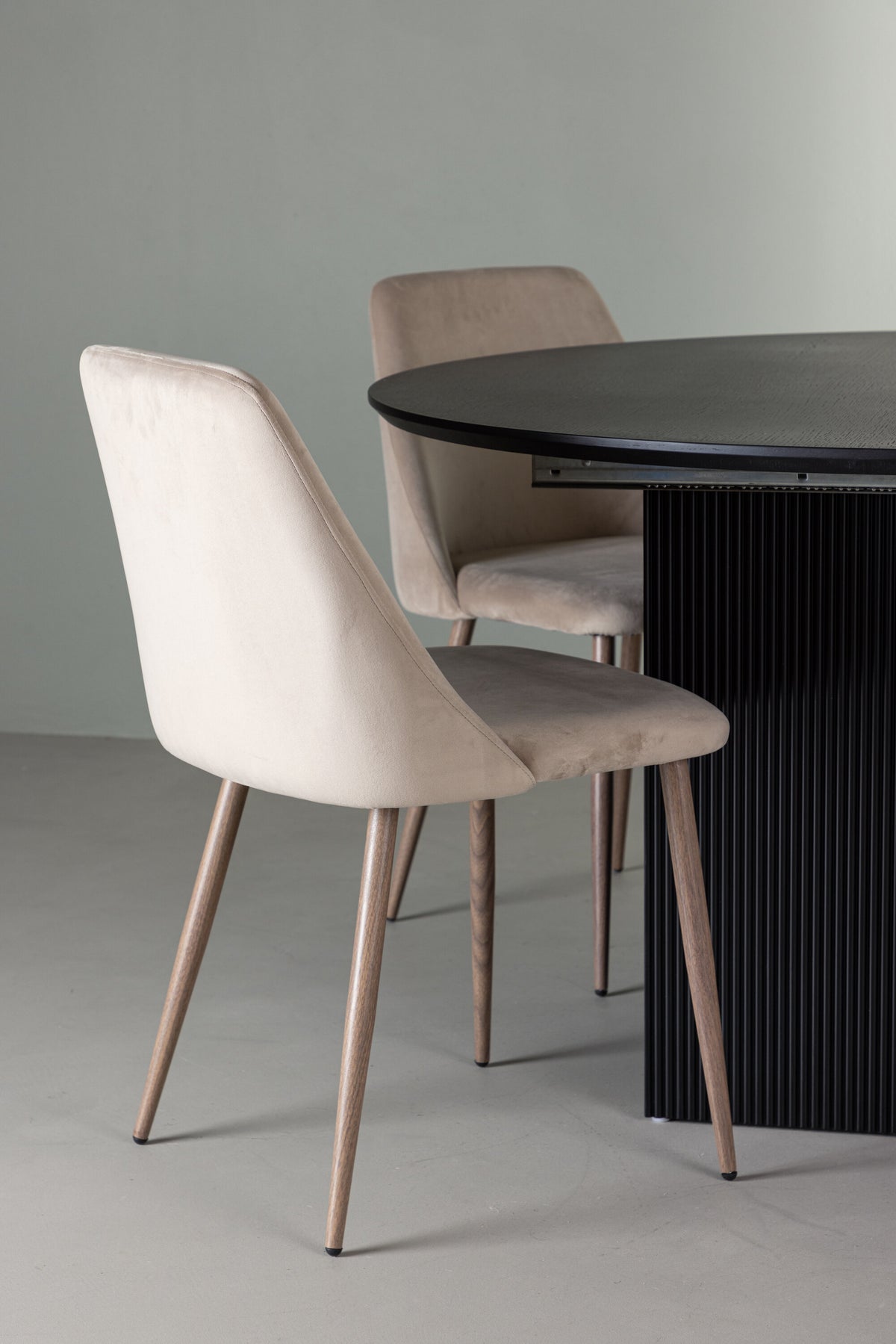 Matilda Matbord med Night Stolarna – Bord: ⌀130 Stol: 56x87x49