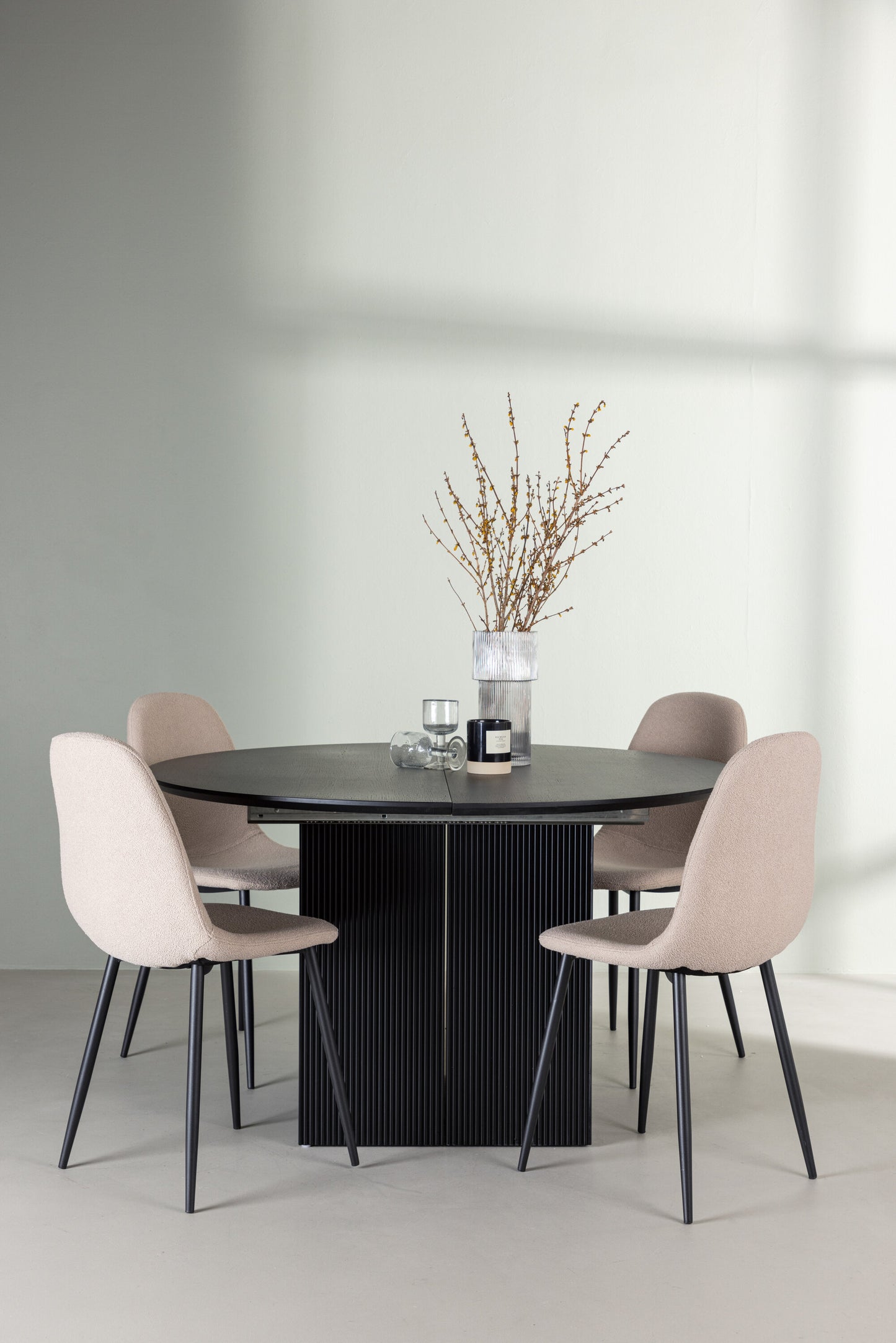 Matilda Matbord med Polar Stolarna – Bord: ⌀130 Stol: 52x90x45
