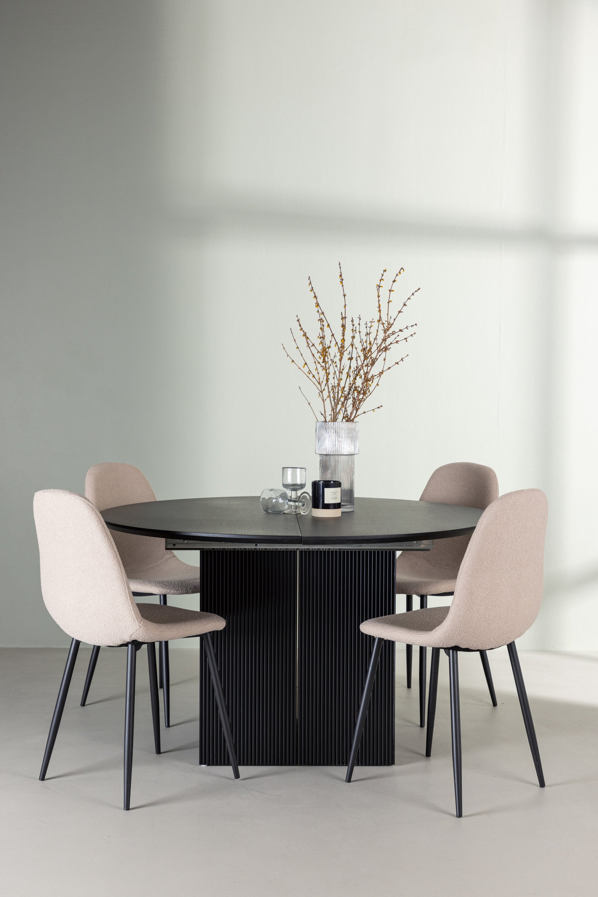 Matilda Matbord med Polar Stolarna – Bord: ⌀130 Stol: 52x90x45