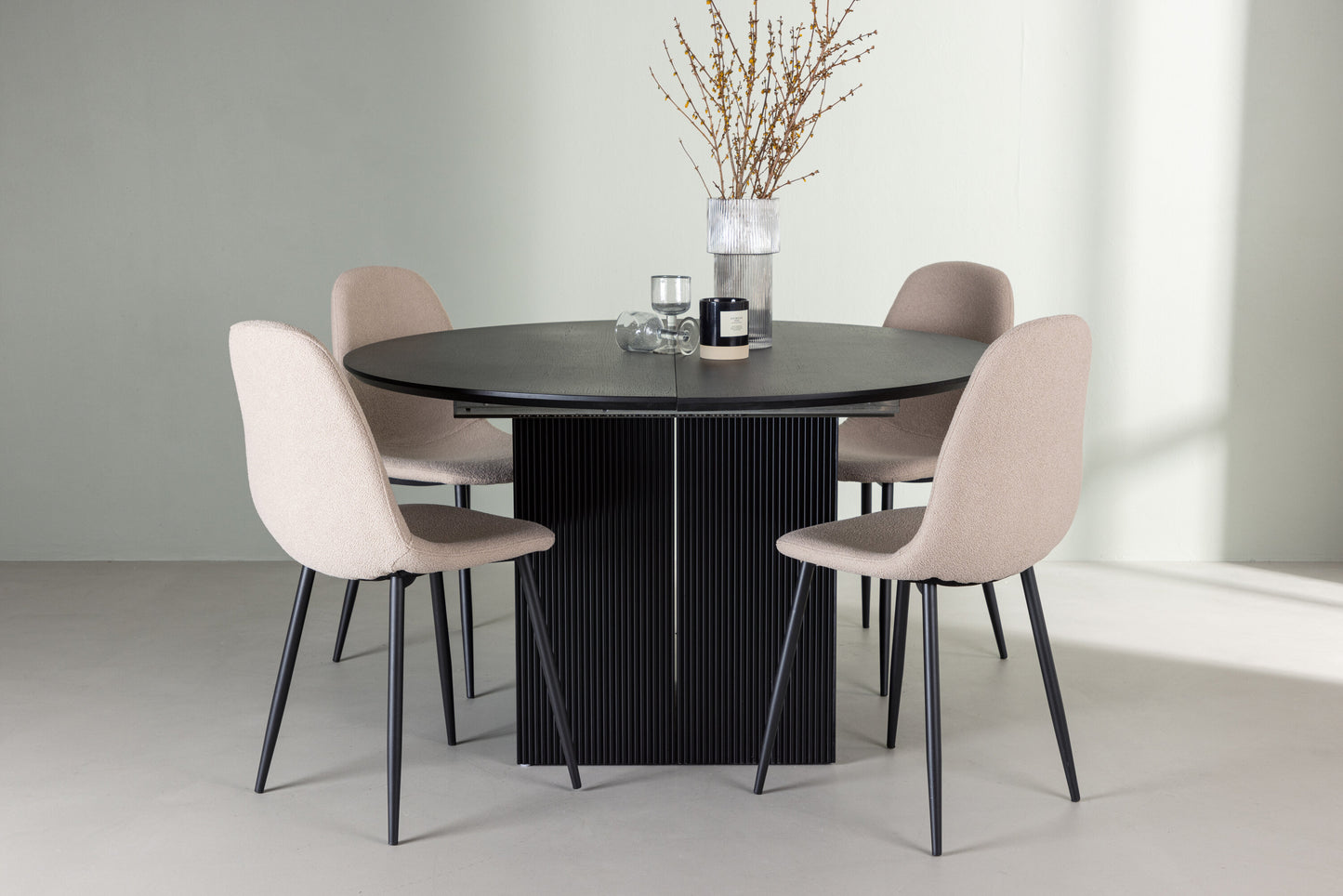 Matilda Matbord med Polar Stolarna – Bord: ⌀130 Stol: 52x90x45