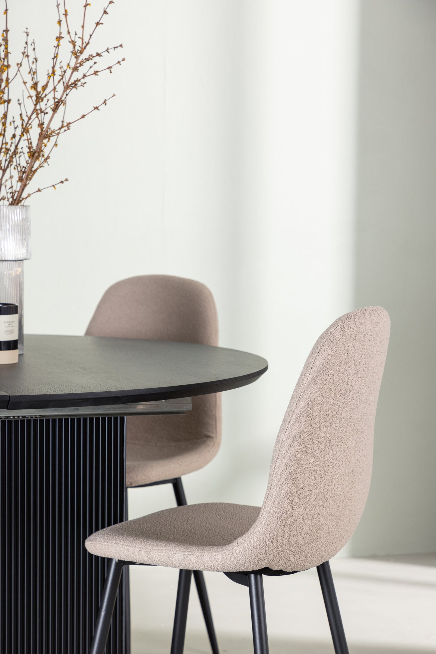 Matilda Matbord med Polar Stolarna – Bord: ⌀130 Stol: 52x90x45