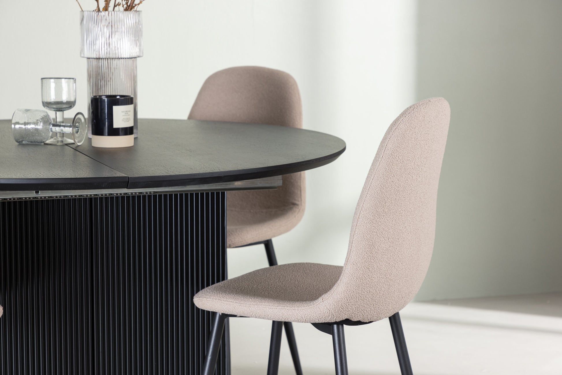 Matilda Matbord med Polar Stolarna – Bord: ⌀130 Stol: 52x90x45