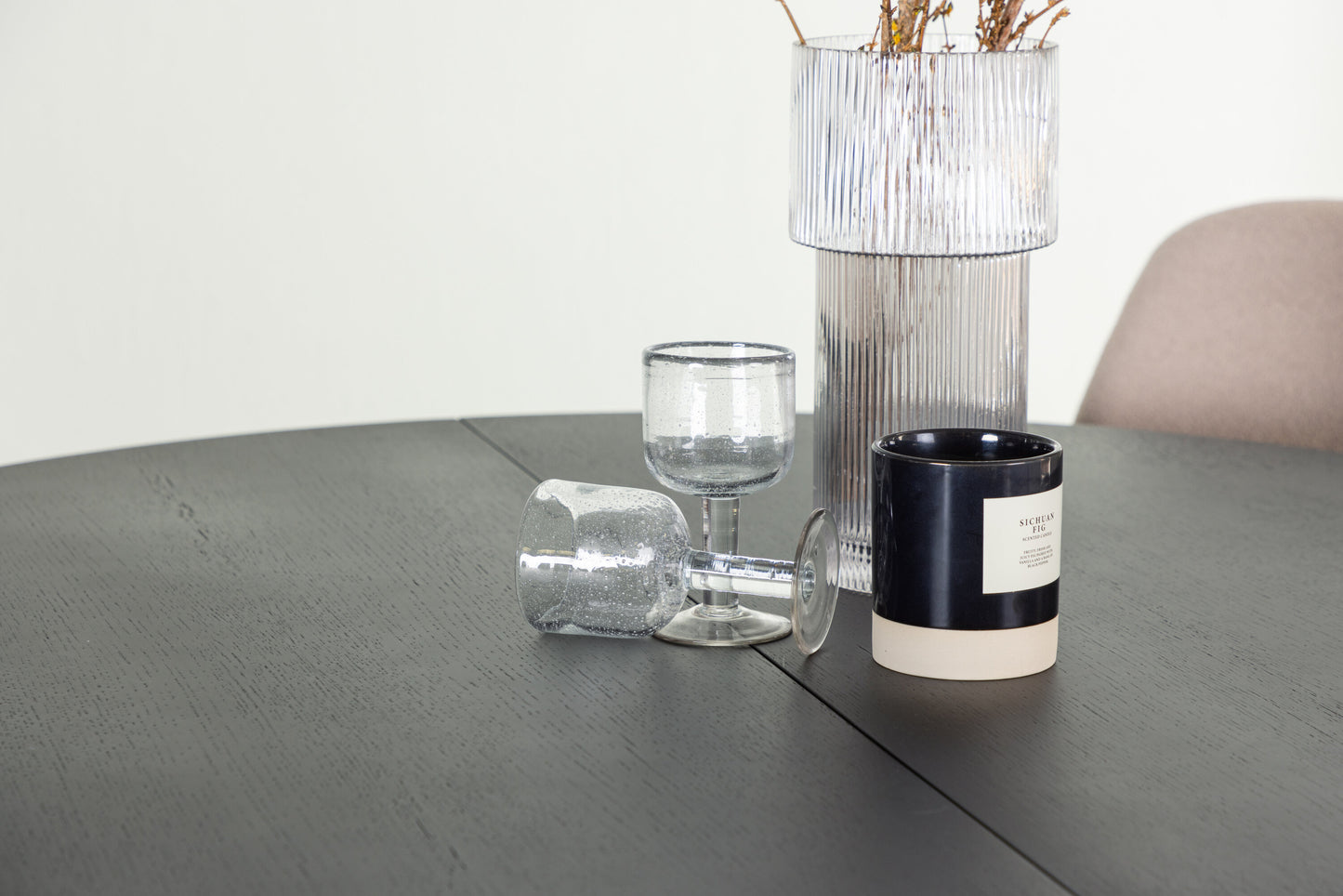 Matilda Matbord med Polar Stolarna – Bord: ⌀130 Stol: 52x90x45