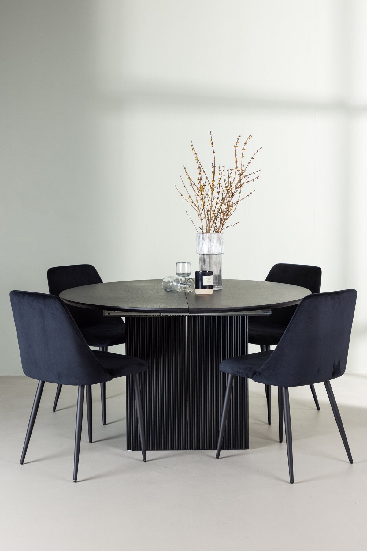 Matilda Matbord med Night Stolarna – Bord: ⌀130 Stol: 56x87x49
