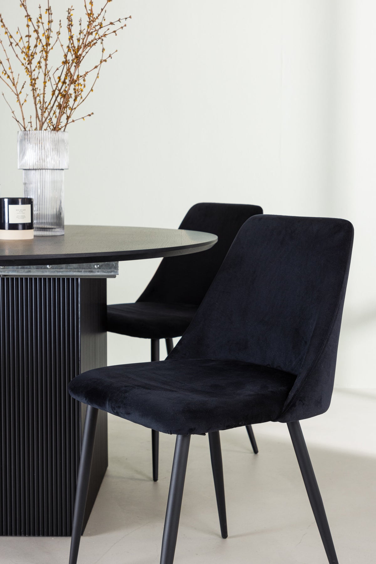 Matilda Matbord med Night Stolarna – Bord: ⌀130 Stol: 56x87x49