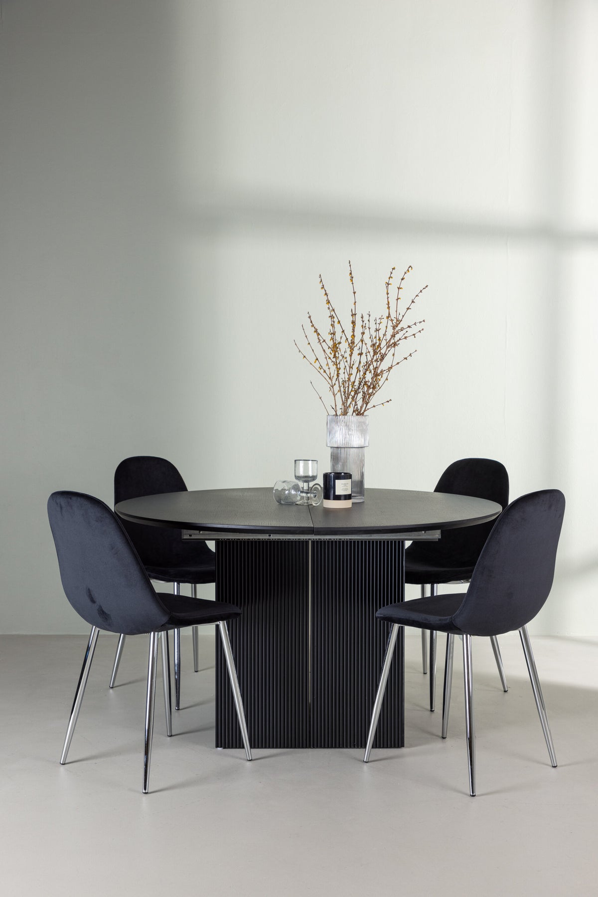 Matilda Matbord med Polar Stolarna – Bord: ⌀130 Stol: 52x90x45